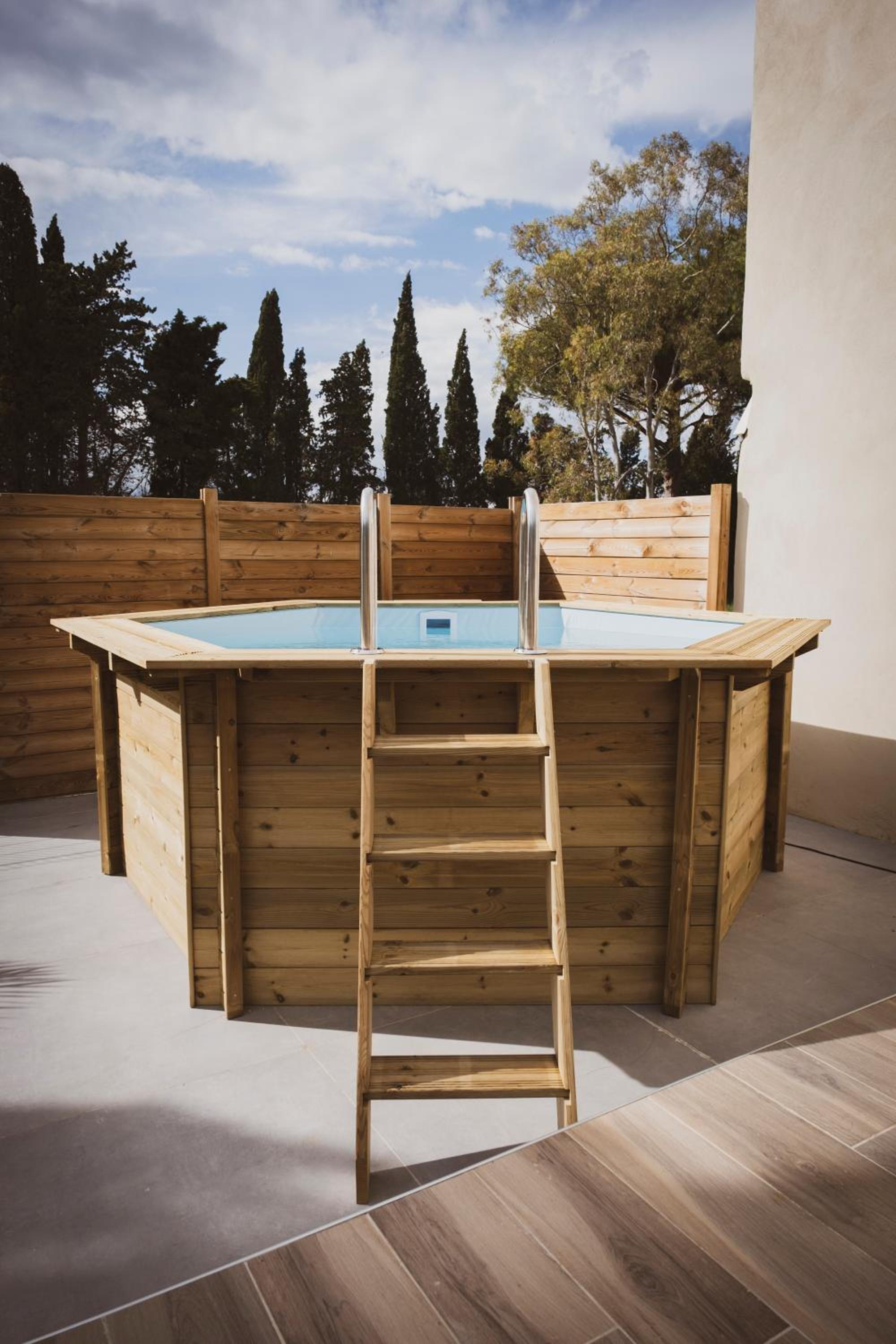 Domaine de Mérins, 10 couchages avec piscine, face à la rivière, à 4km de la plage