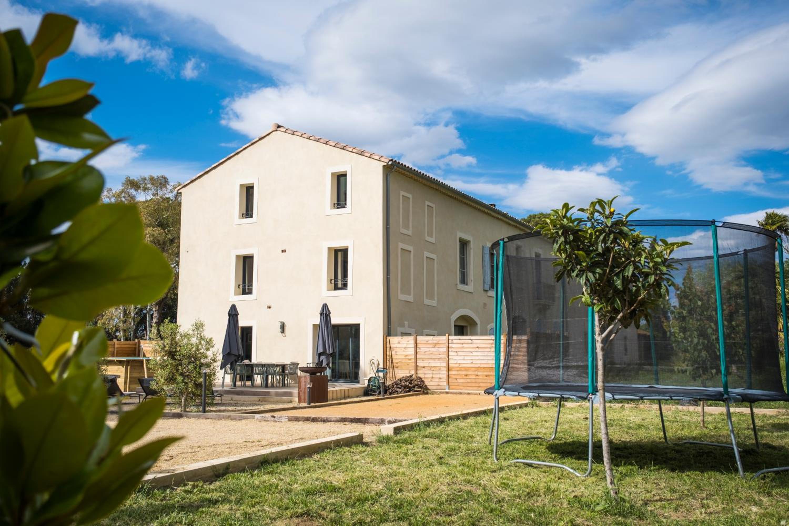 Domaine de Mérins, 10 couchages avec piscine, face à la rivière, à 4km de la plage