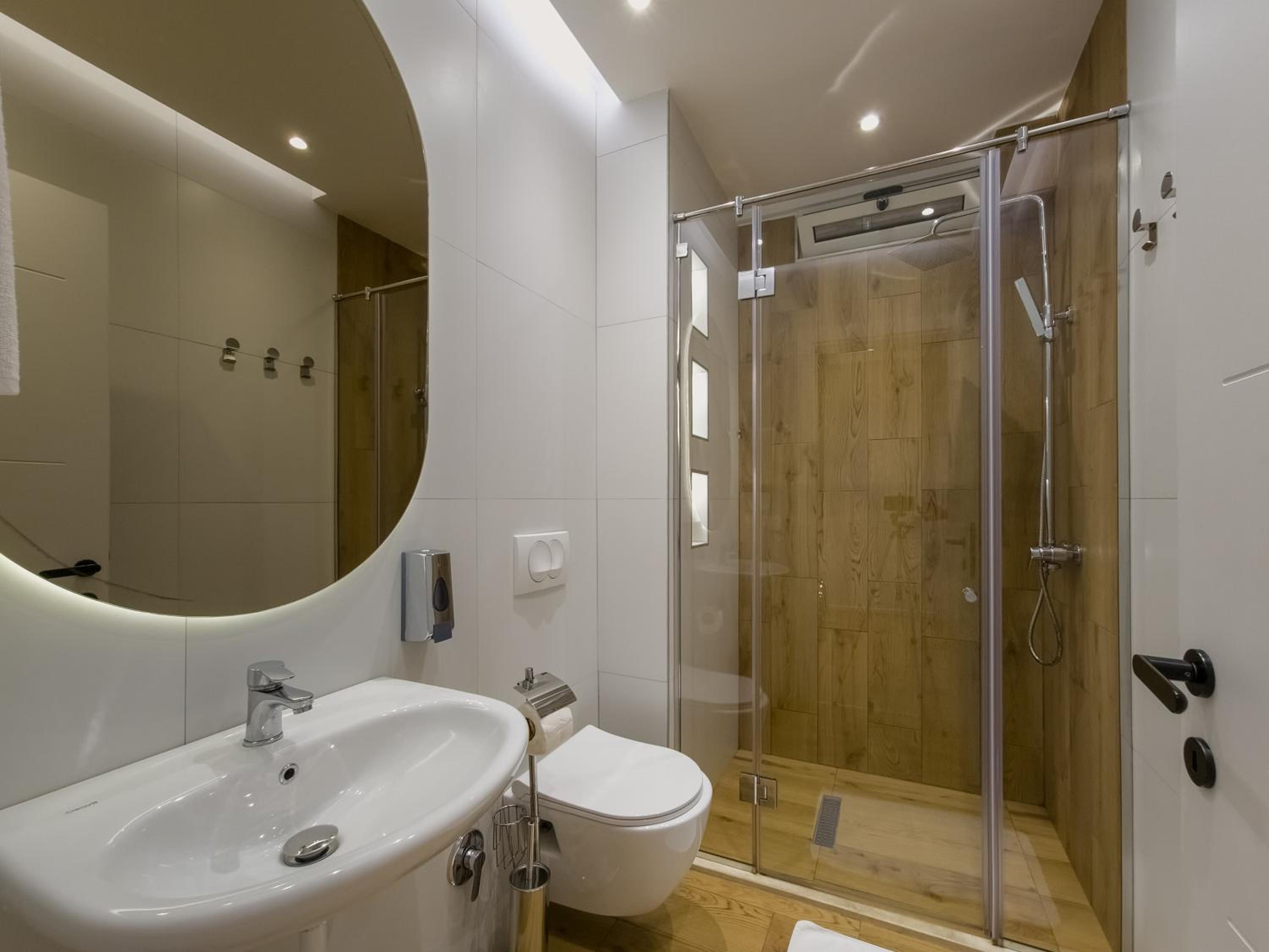 PIN Apartments - 3 Min to Skanderbeg - Free Parking