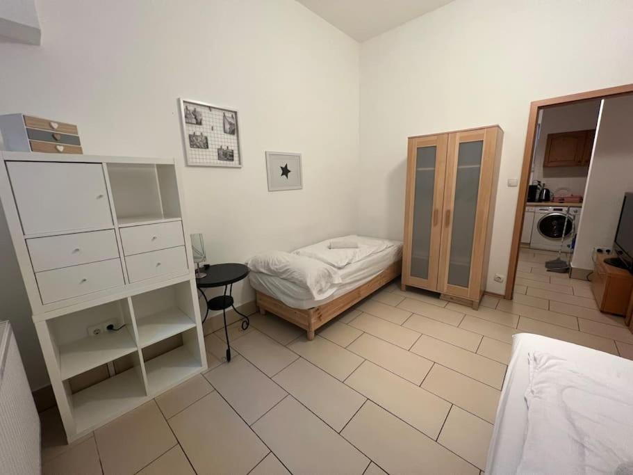 Private Souterrain Apartment in the green of Berlin