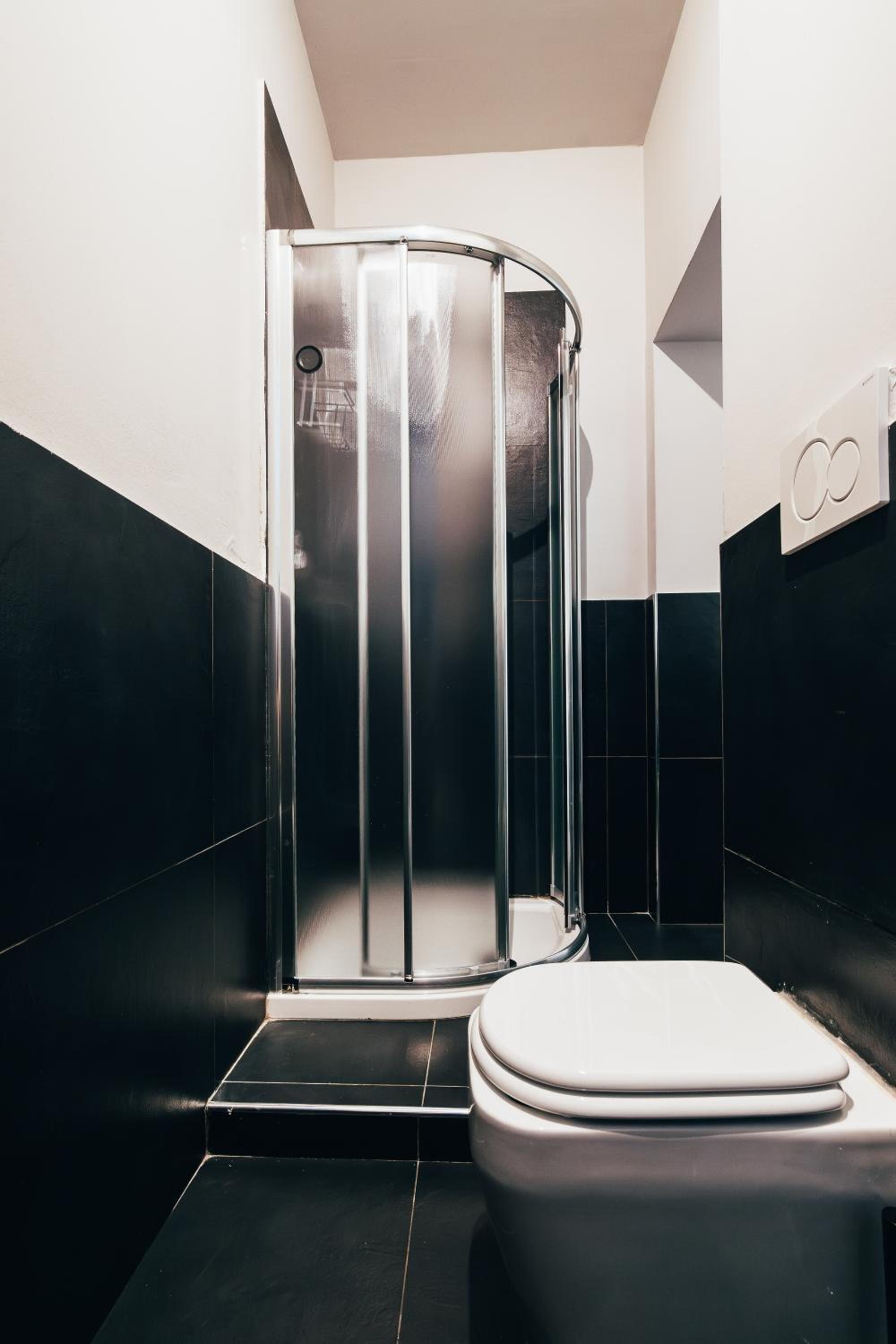 BOLOGNA SUITES - PRIVATE BATHROOM view 4