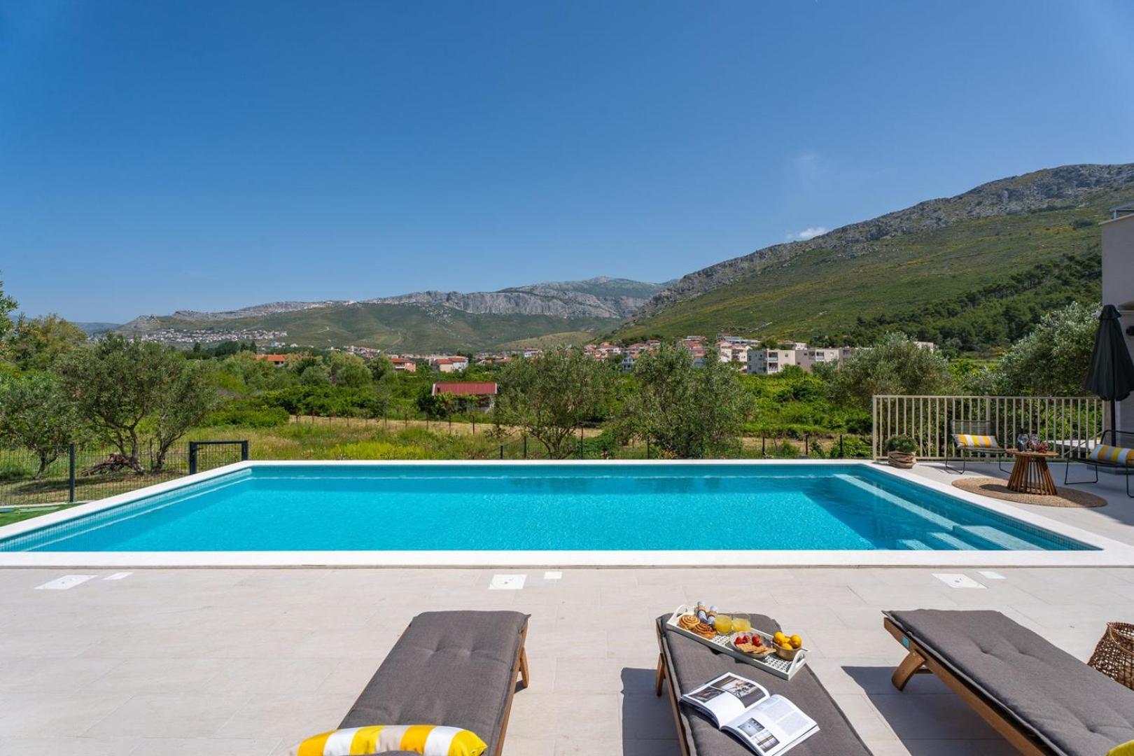 Villa Mamma Mia, a 6-bedroom property with 40sqm pool view 3