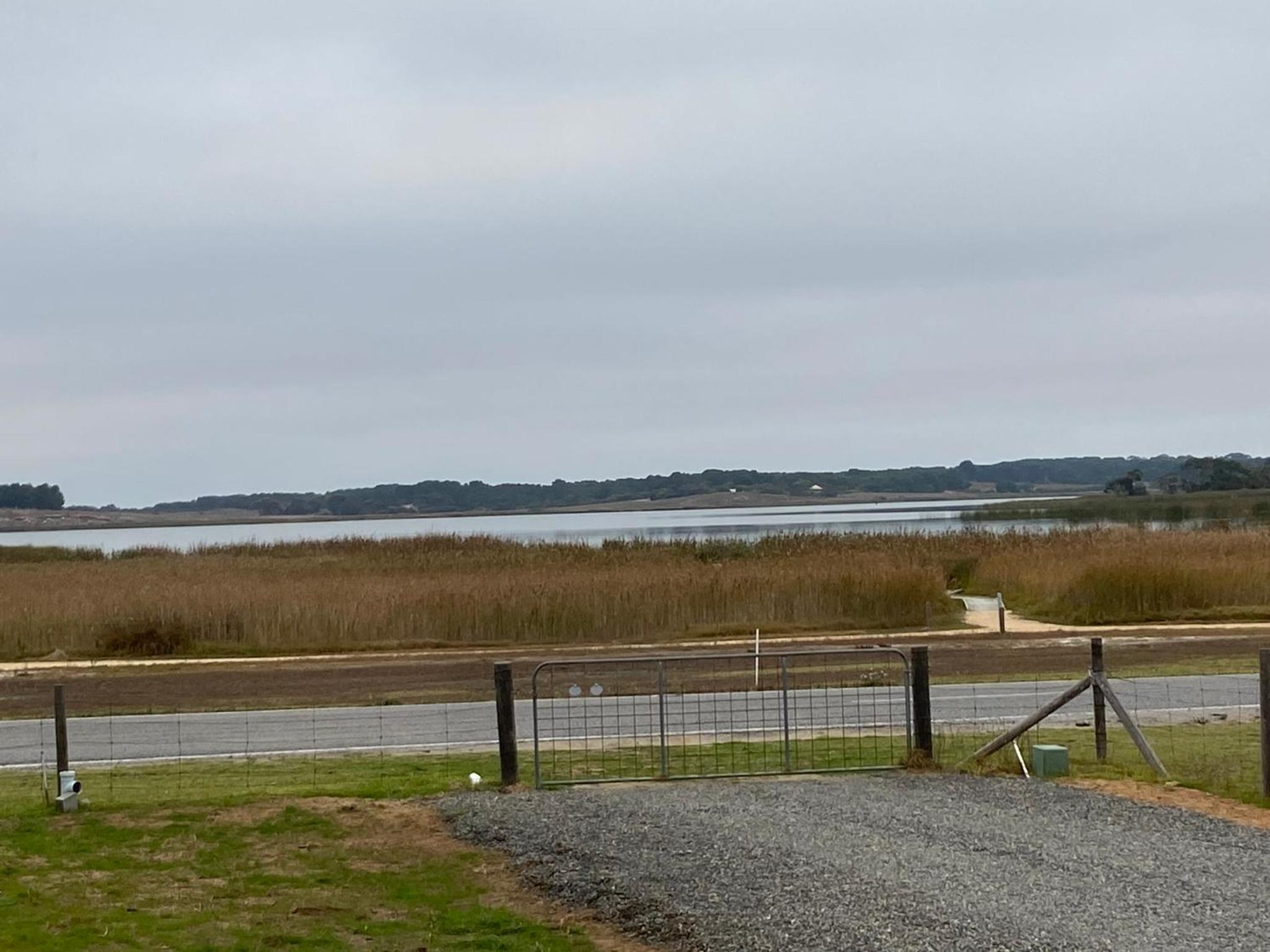 Banksia Lakeview Retreat