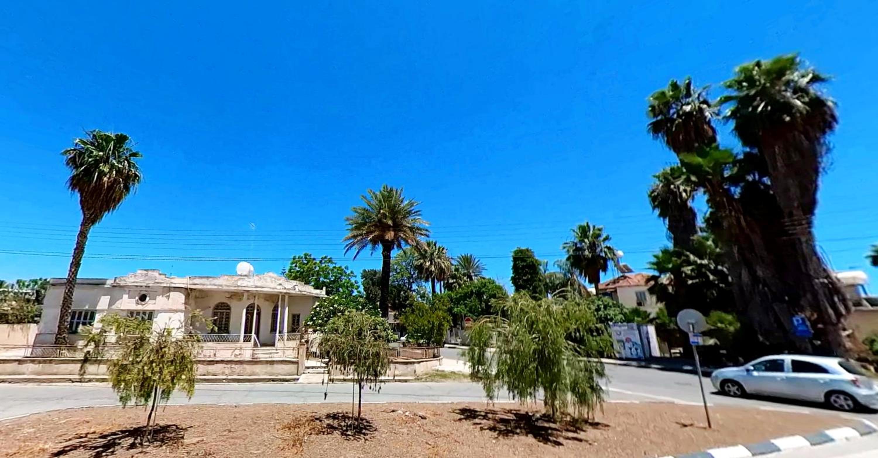 Large apartment close to Finikoudes Beach with 2 balconies