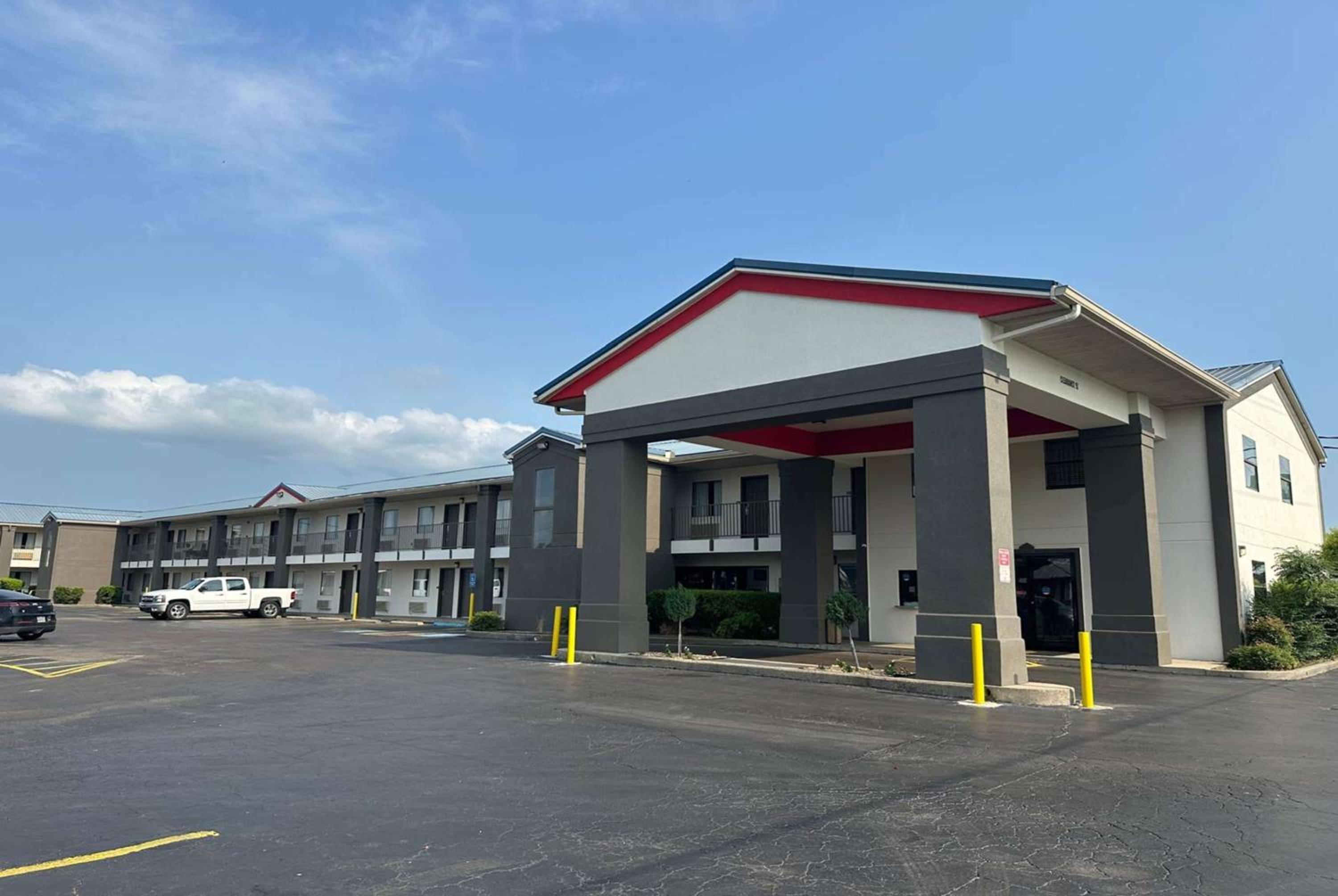 Super 8 by Wyndham Monroe view 4