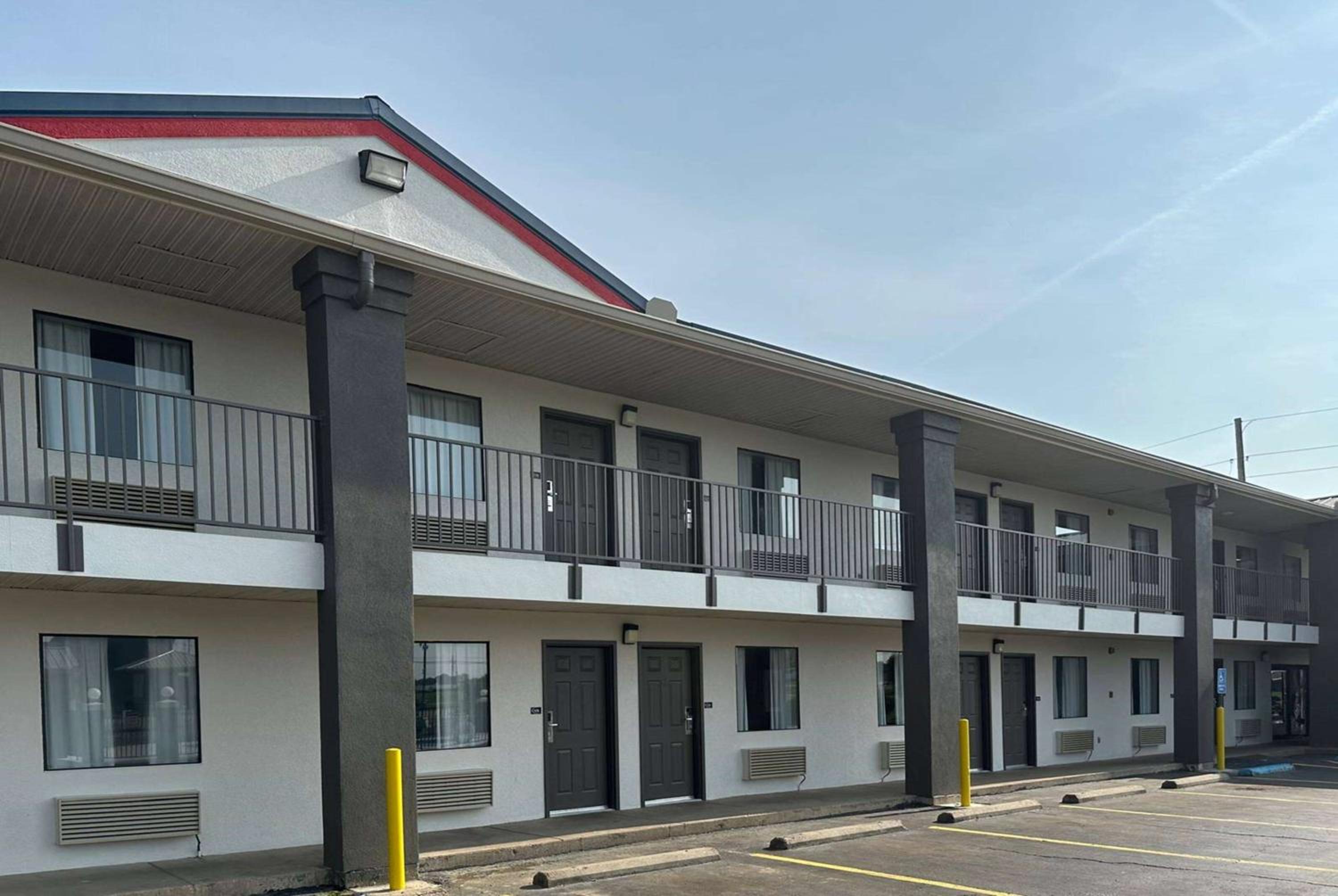 Super 8 by Wyndham Monroe view 5