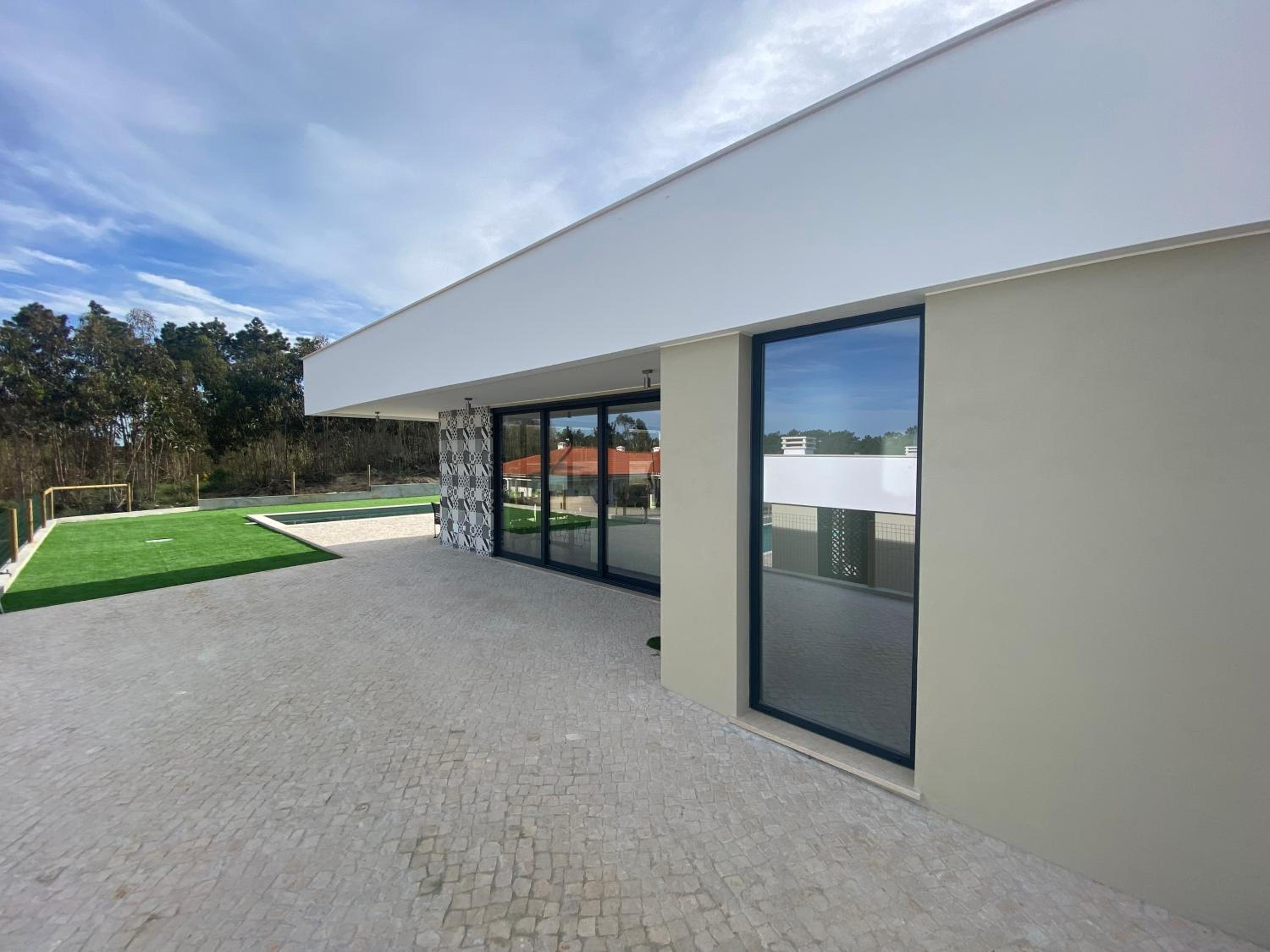 Single-story villa with private pool in Salir do Porto view 2
