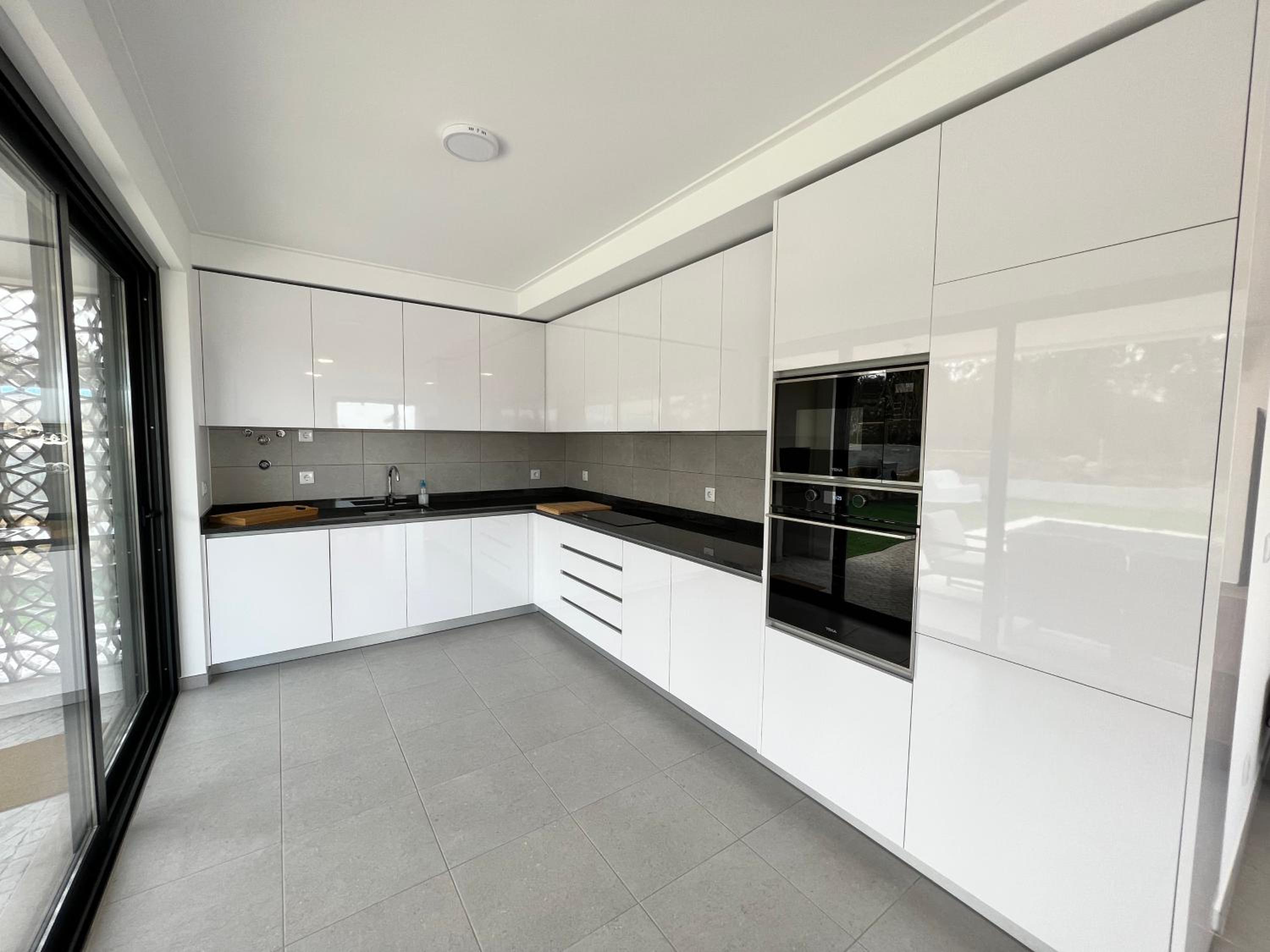 Single-story villa with private pool in Salir do Porto view 4
