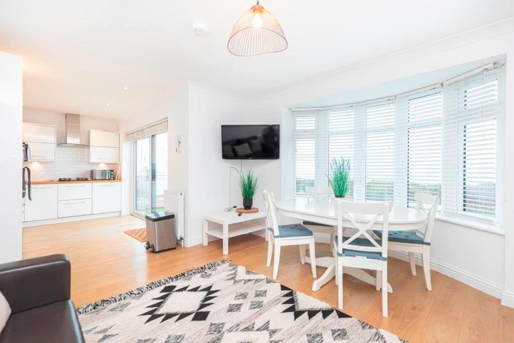 VIEWPOINT 2 by BOURNECOAST - A Clifftop Apartment with PANORAMIC Sea Views and Balcony - FM6182 view 4