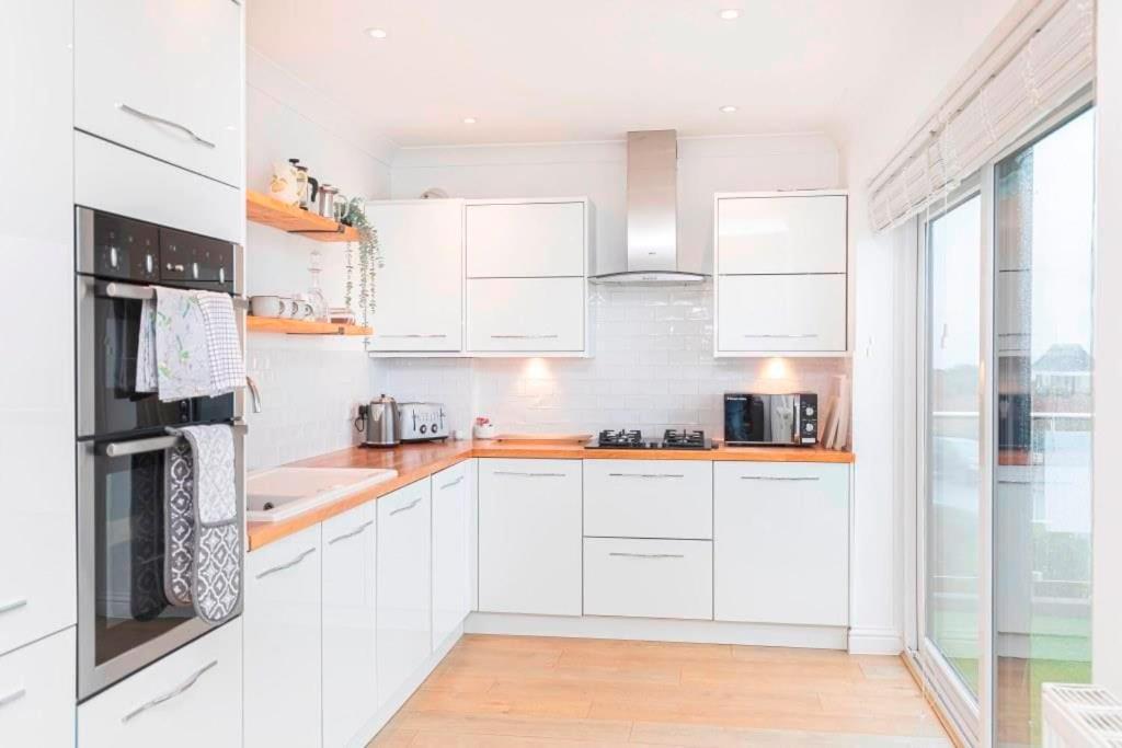 VIEWPOINT 2 by BOURNECOAST - A Clifftop Apartment with PANORAMIC Sea Views and Balcony - FM6182 view 3