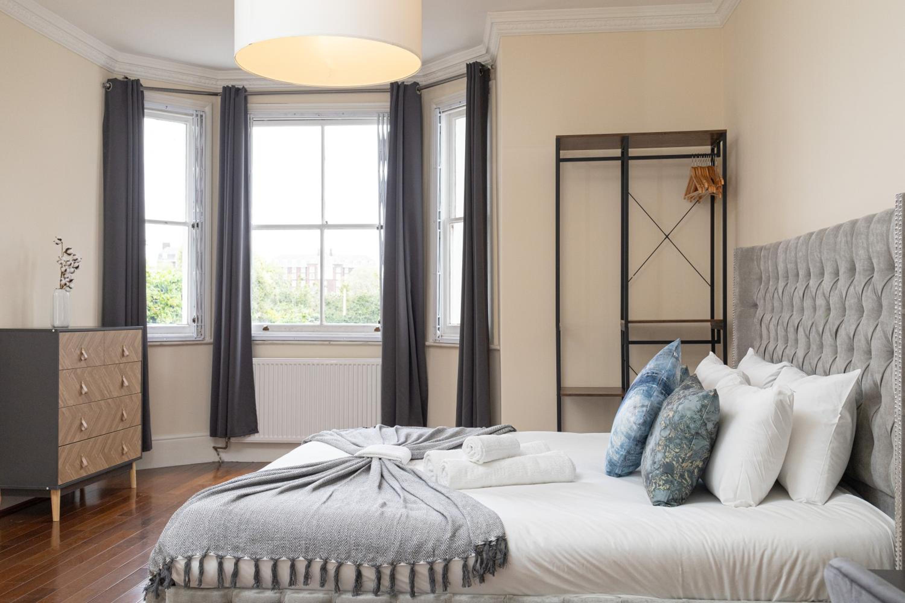 Large Putney Oasis 3-Bed with Garden & Parking