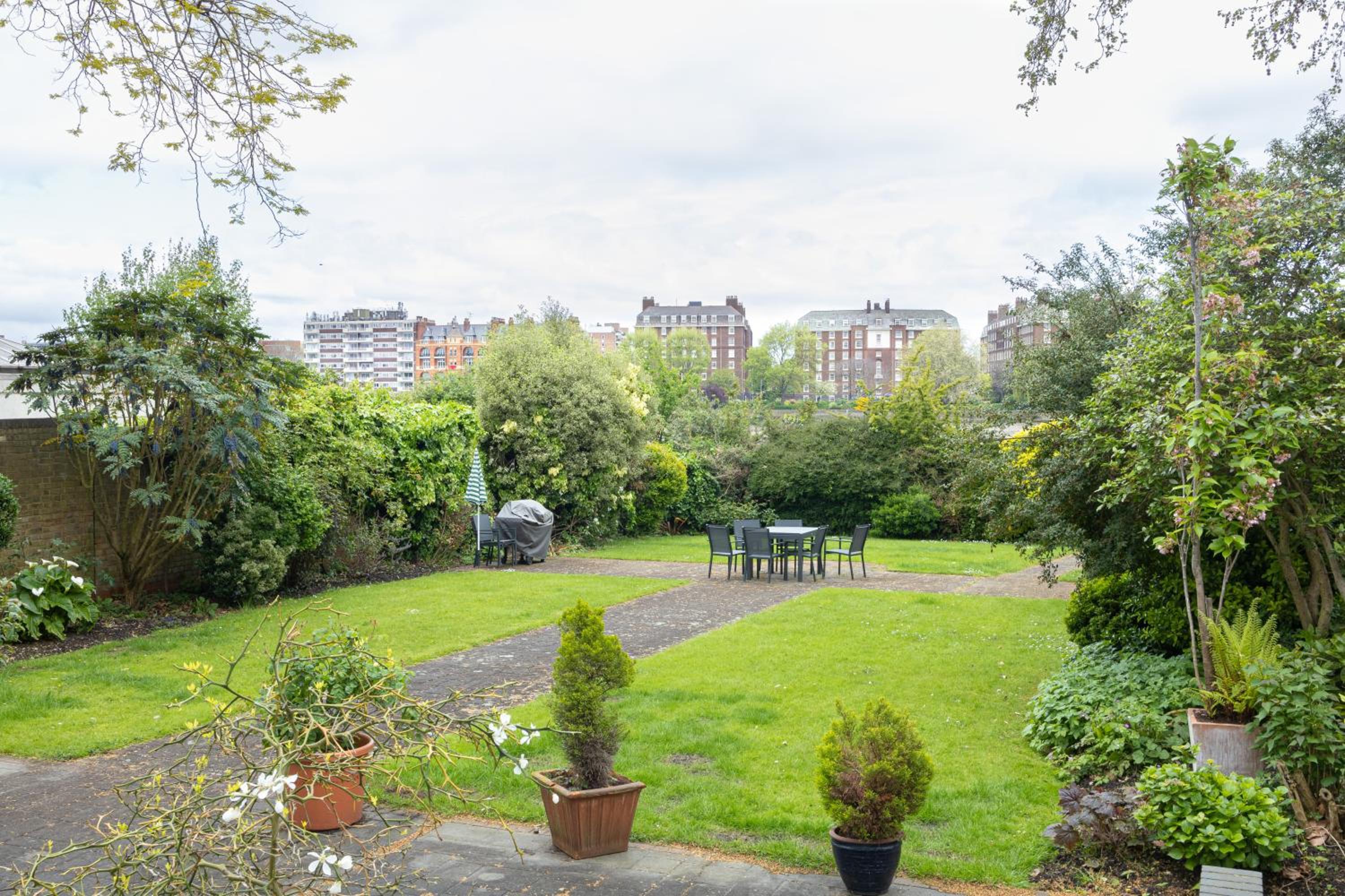 Large Putney Oasis 3-Bed with Garden & Parking