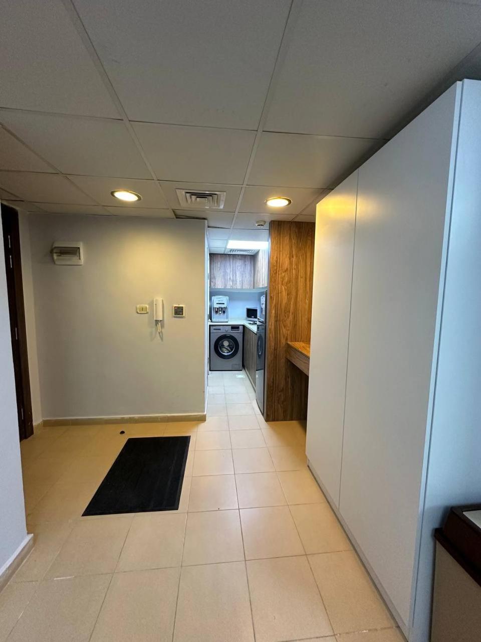 Furnished Studio gardens avenue 429 view 3