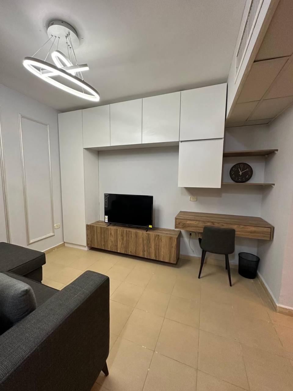 Furnished Studio gardens avenue 429 view 4