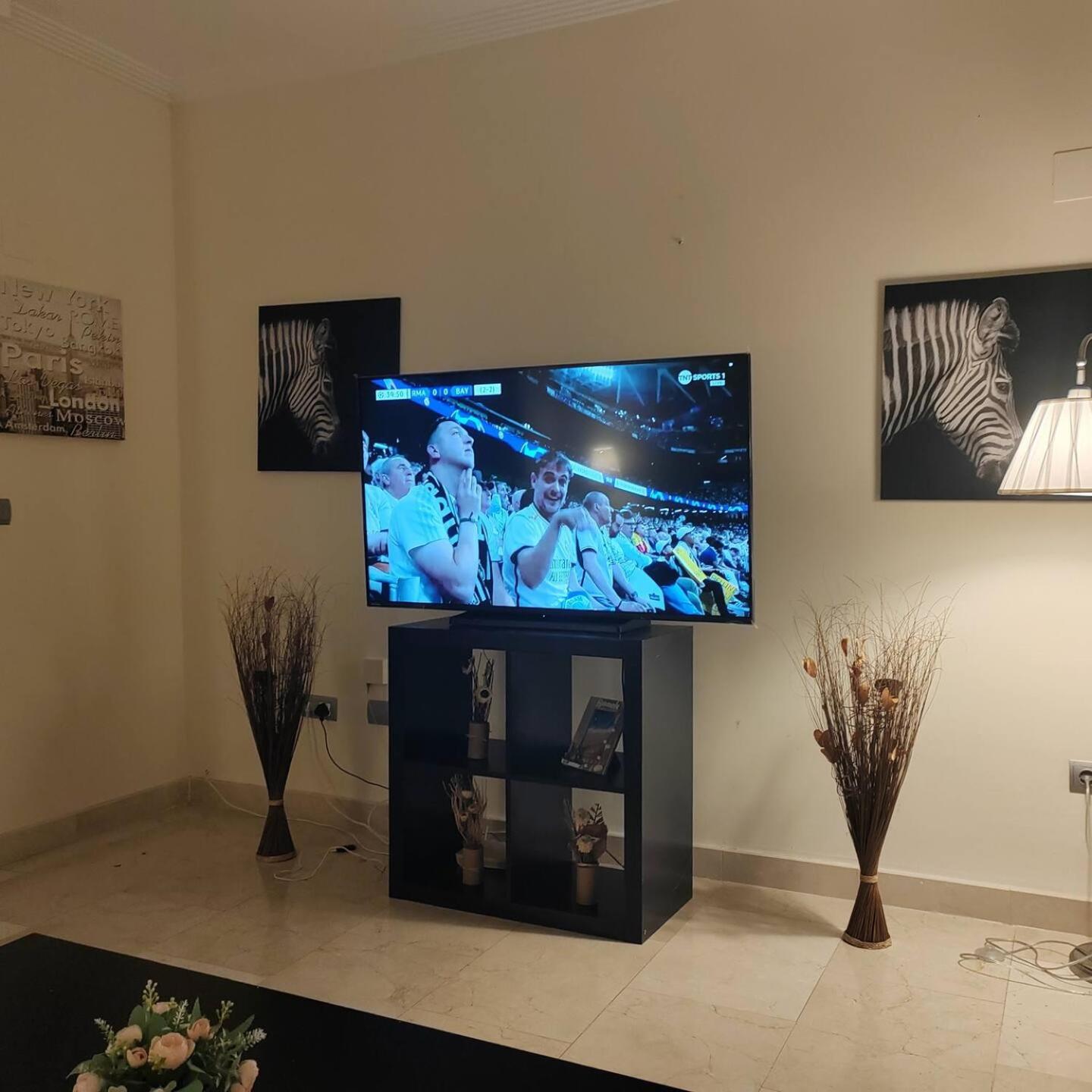 2 Bed Flat-Sleeps4-Pets-Pool-Parking-GolfClub