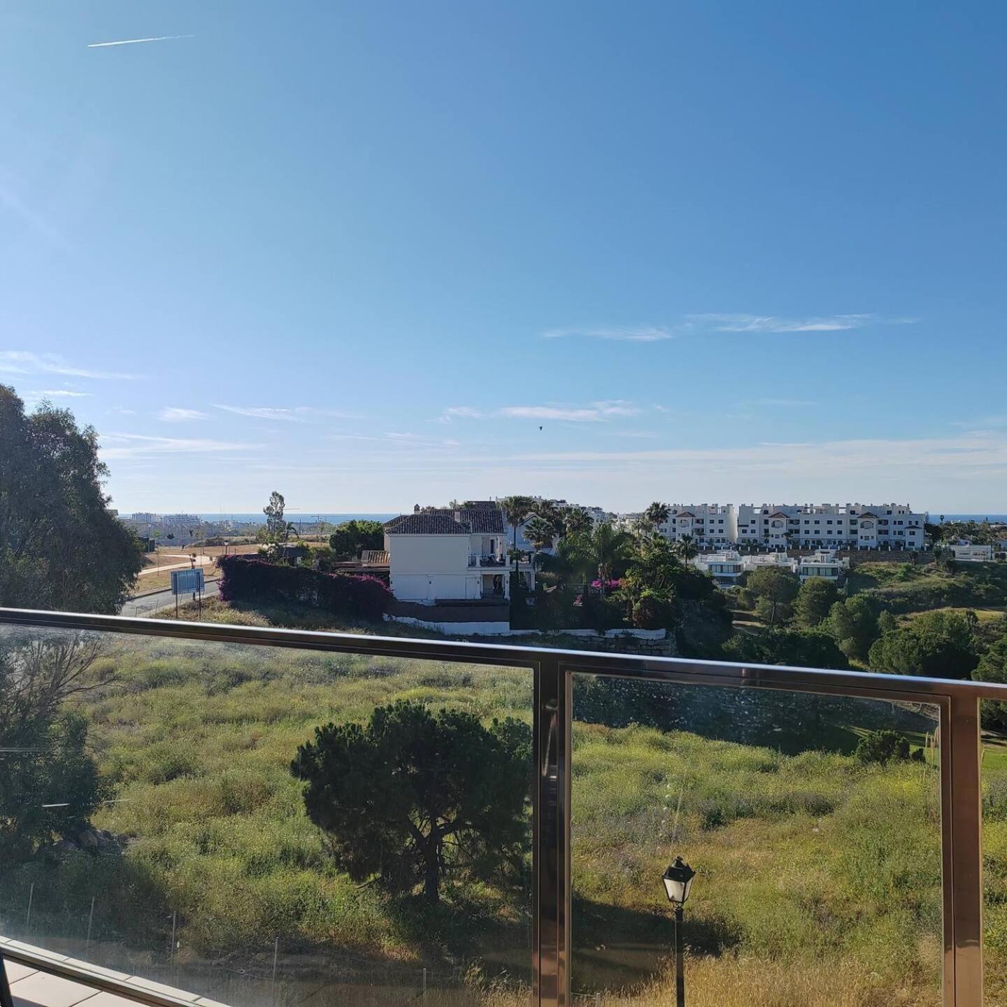 2 Bed Flat-Sleeps4-Pets-Pool-Parking-GolfClub