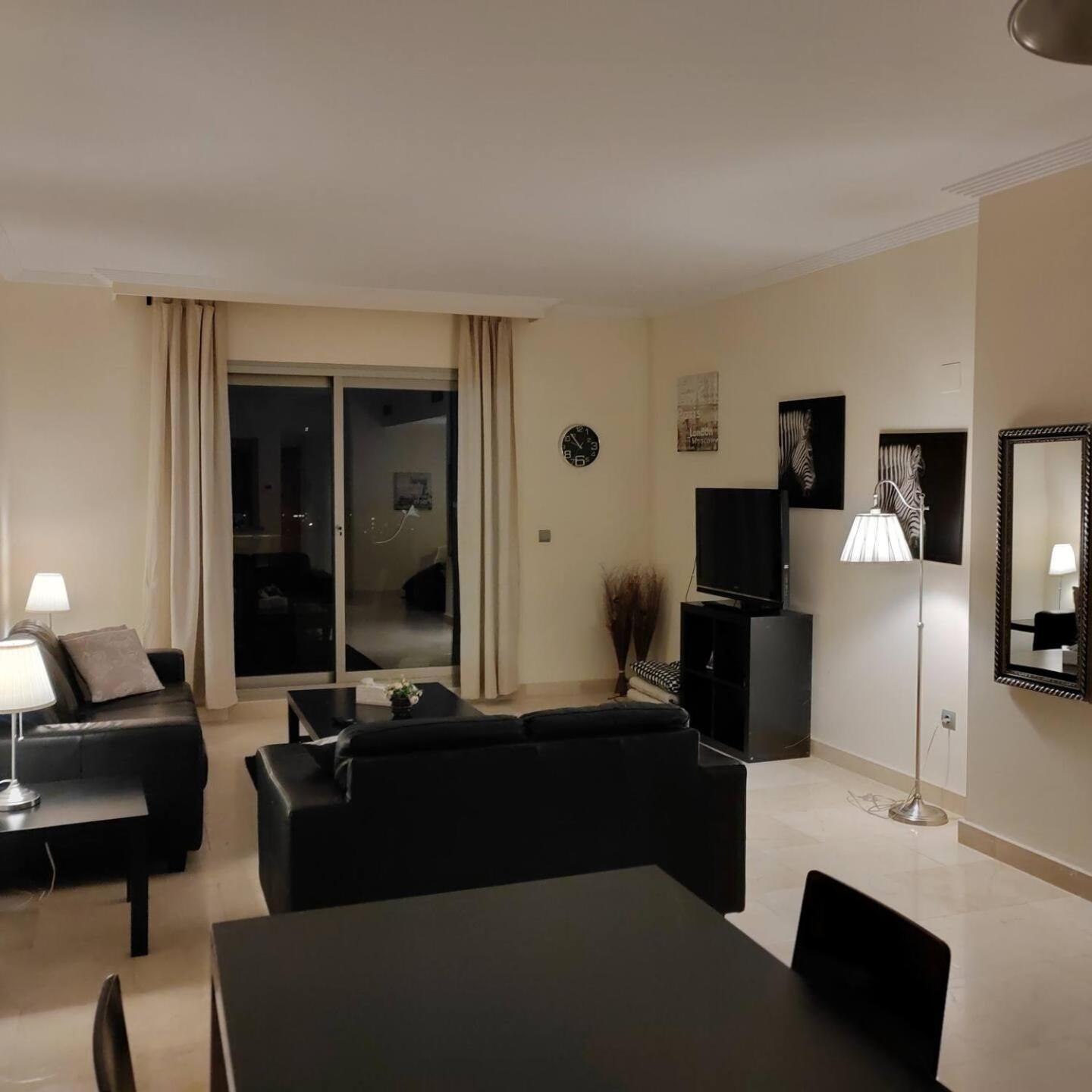 2 Bed Flat-Sleeps4-Pets-Pool-Parking-GolfClub