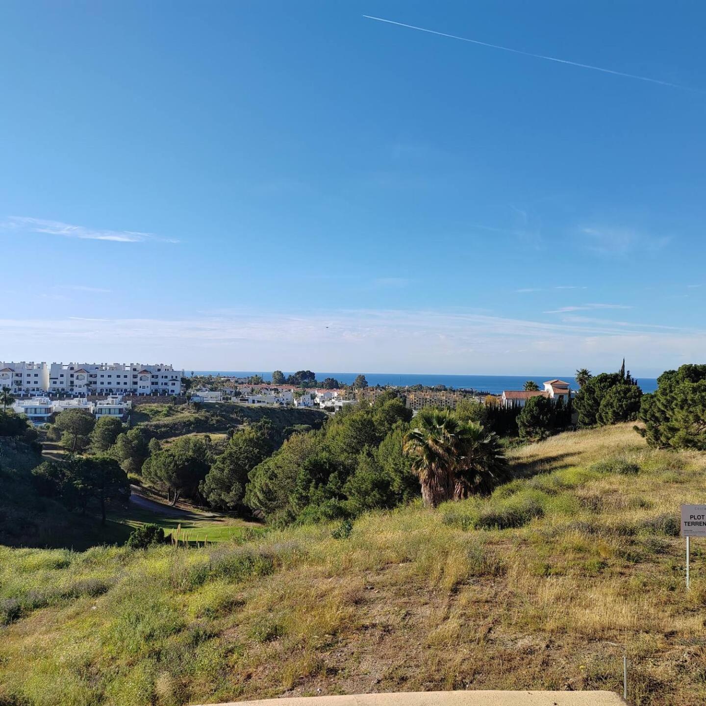 2 Bed Flat-Sleeps4-Pets-Pool-Parking-GolfClub