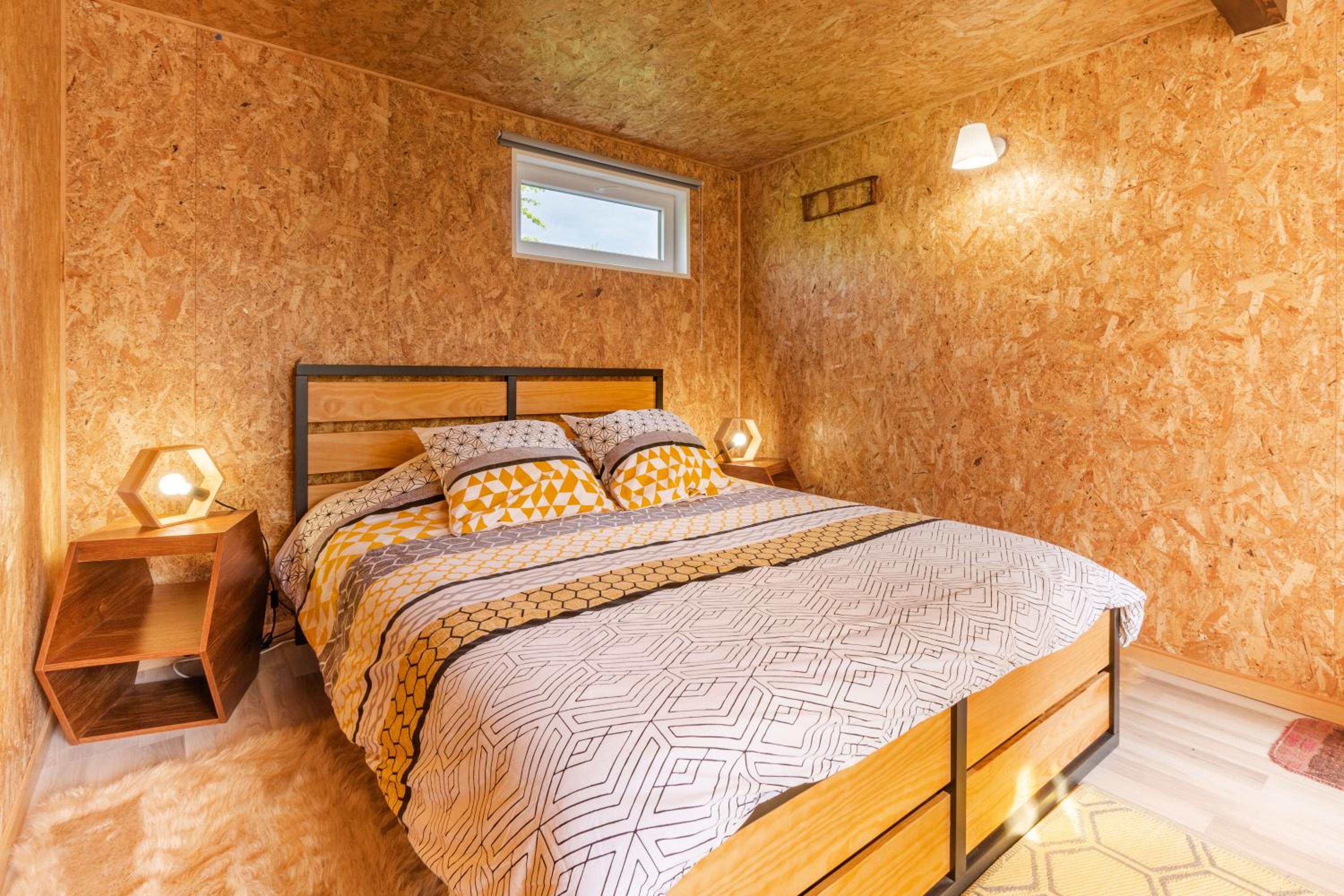 Bed and Bourgogne view 5