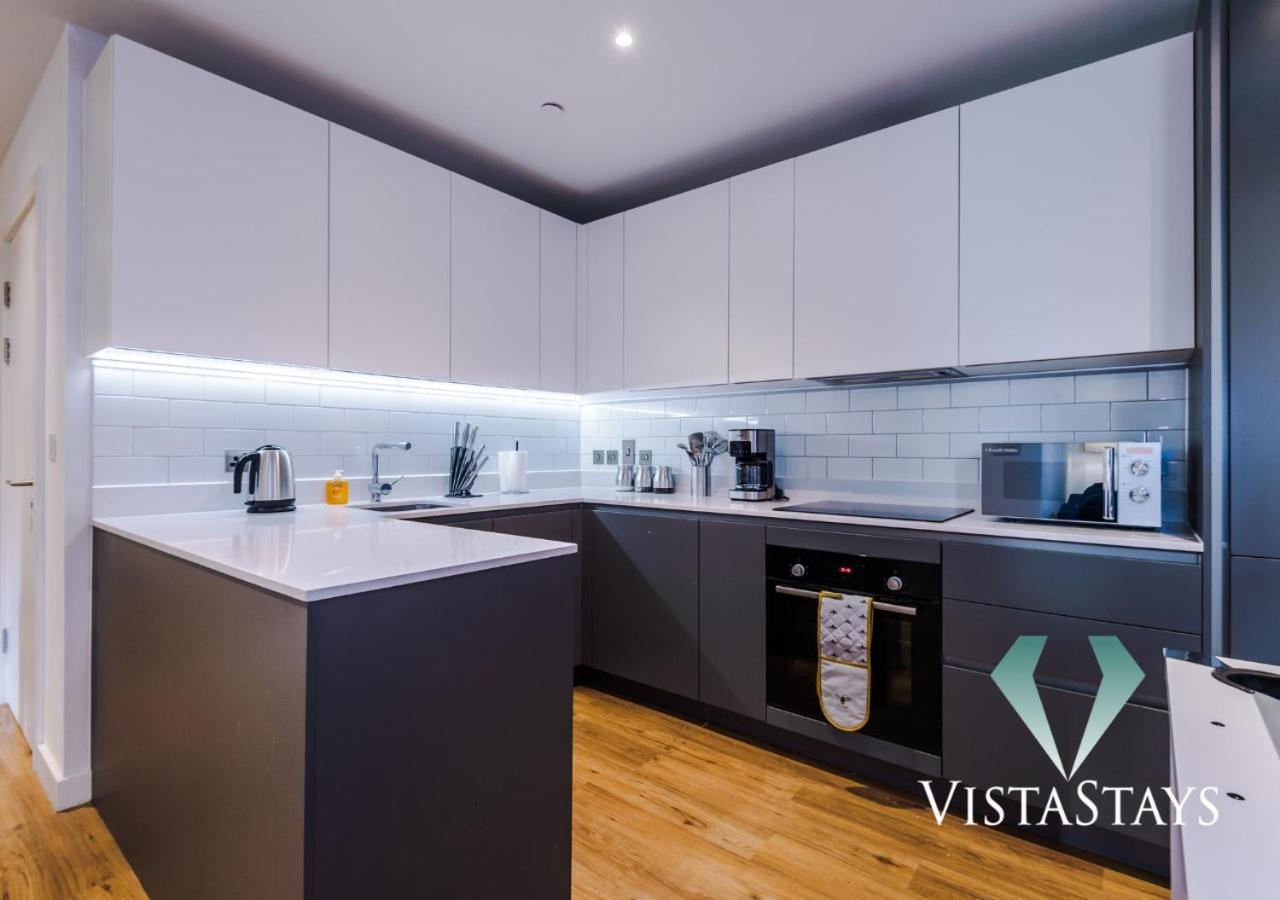 2BDR Apartment By Vista Stays Short Lets & Serviced Accommodation Manchester With Pool Table & Free WiFi photo 5