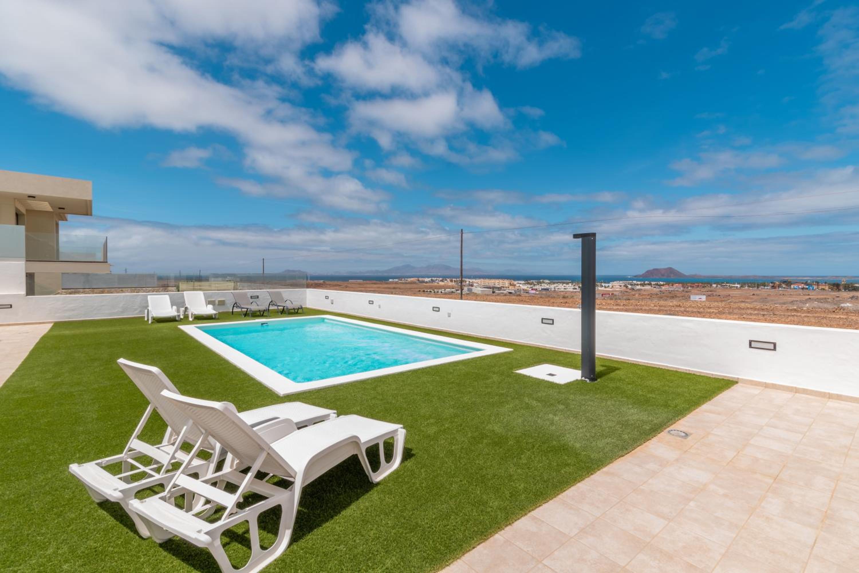 SUNSHINE Saltwater heated pool