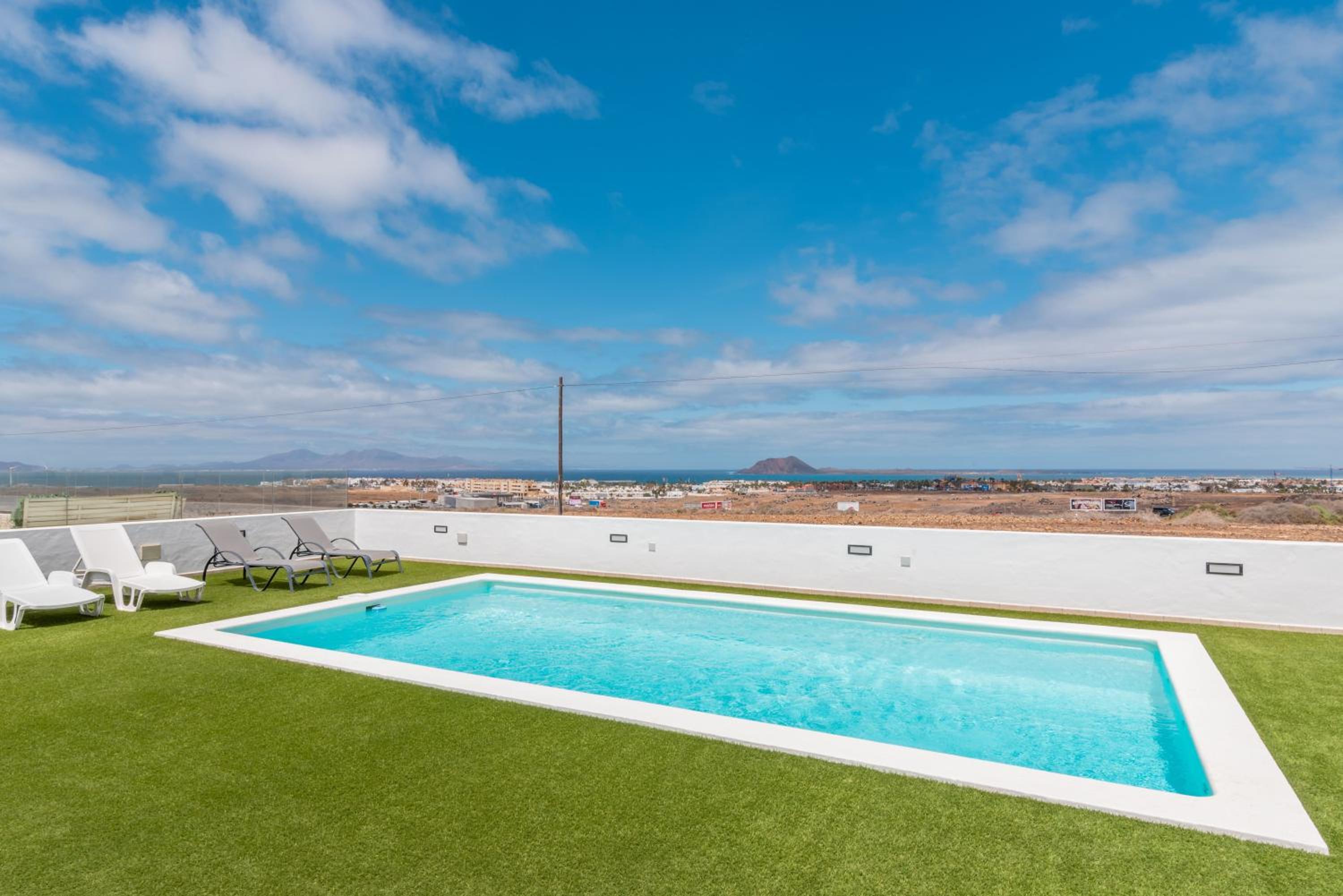 SUNSHINE Saltwater heated pool