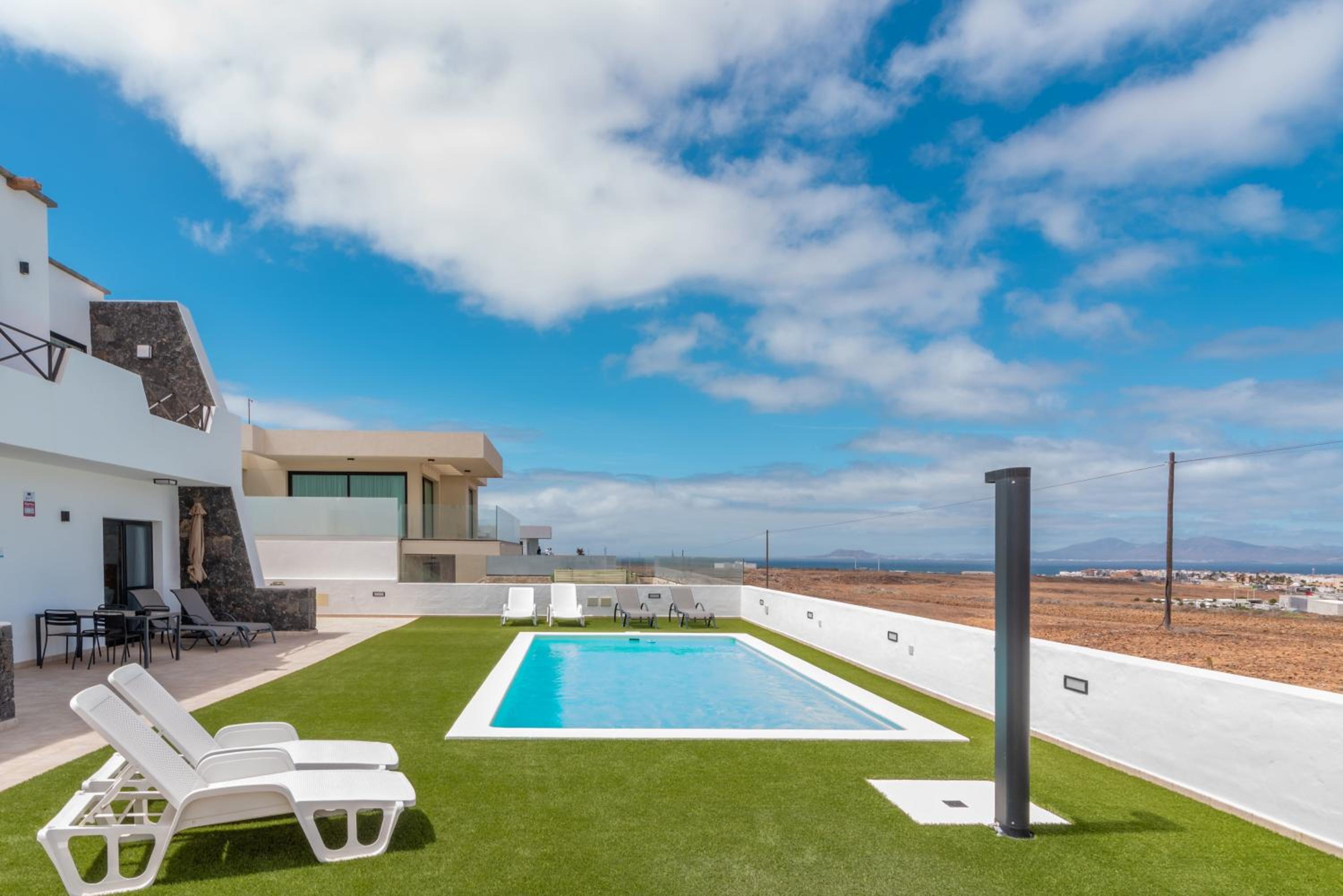 SUNSHINE Saltwater heated pool