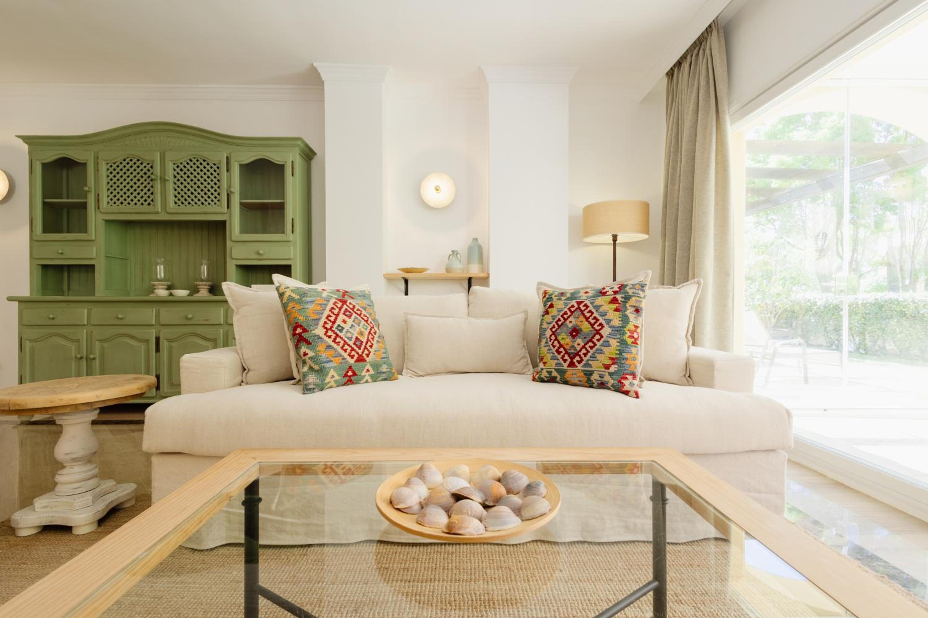 Newly renovated apartment with large private and glazed terrace, close to the beach in Elviria, Marbella East view 4