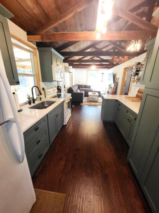 River Daze Cabin - A cozy cabin right on the river view 3