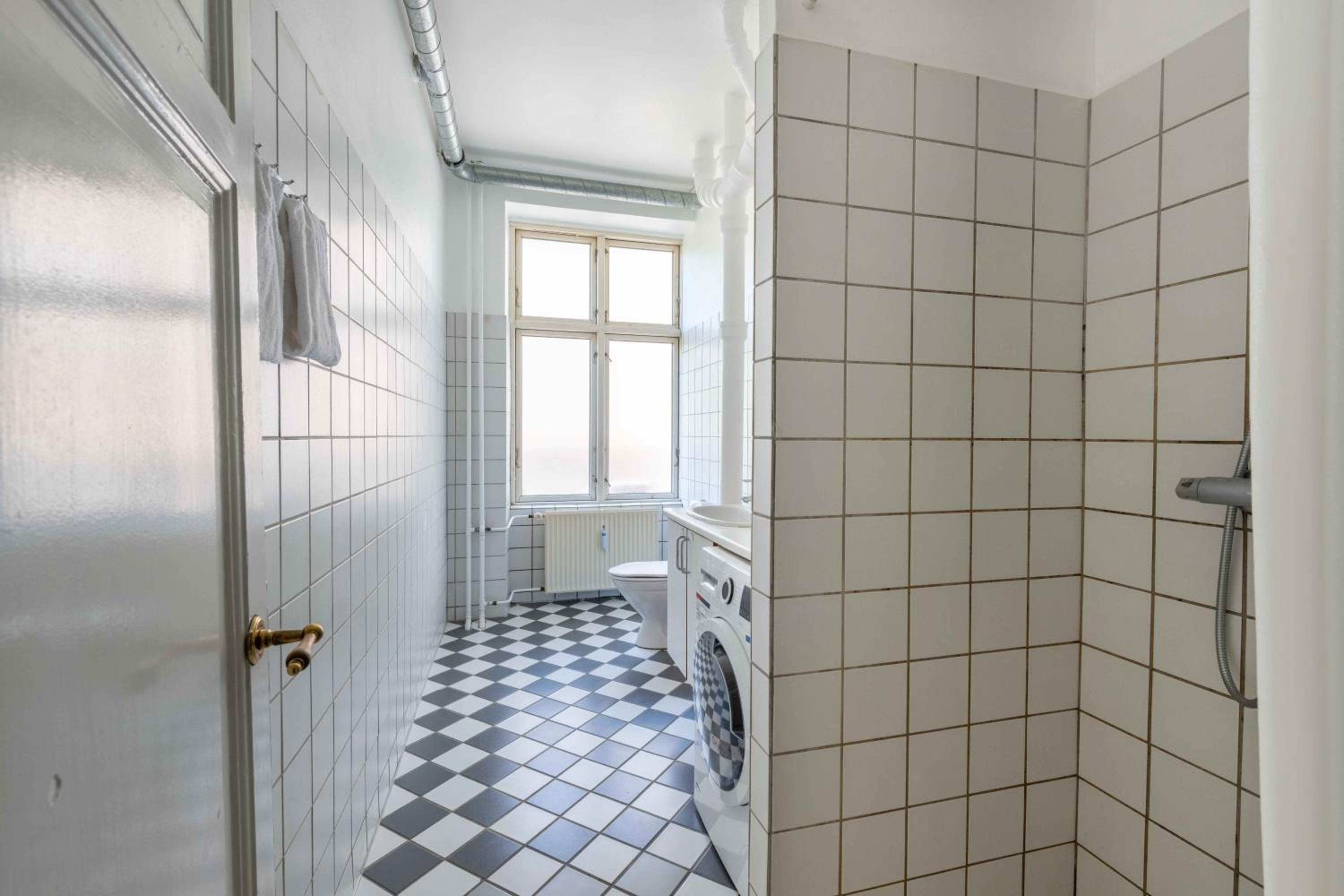 NEW charming apt in City Center view 4