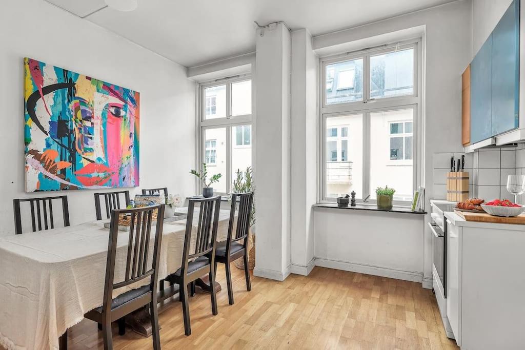 Kanskje den største Airbnb-leiligheten i sentrum! view 4