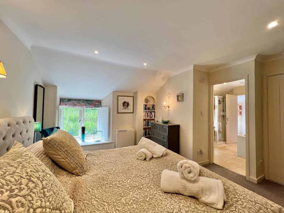 Bacchus Barn, 6 bed barn conversion view 3