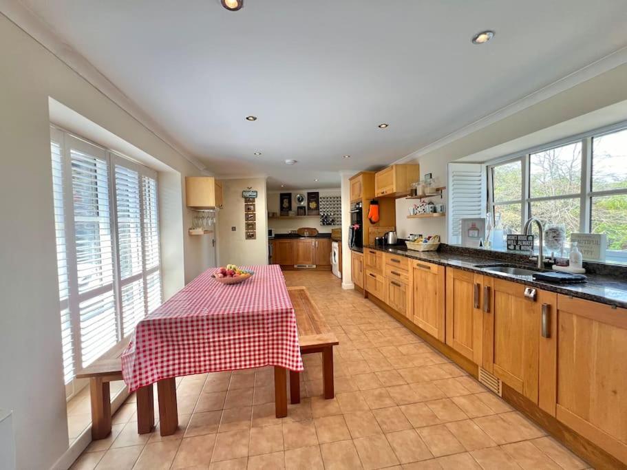 Bacchus Barn, 6 bed barn conversion view 4
