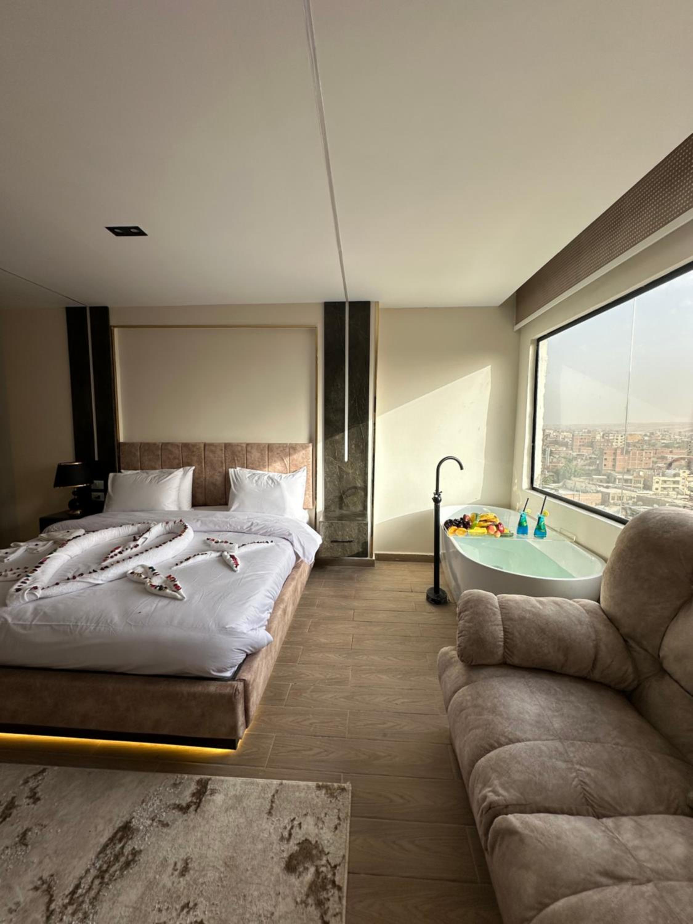 Crowne Pyramids View inn