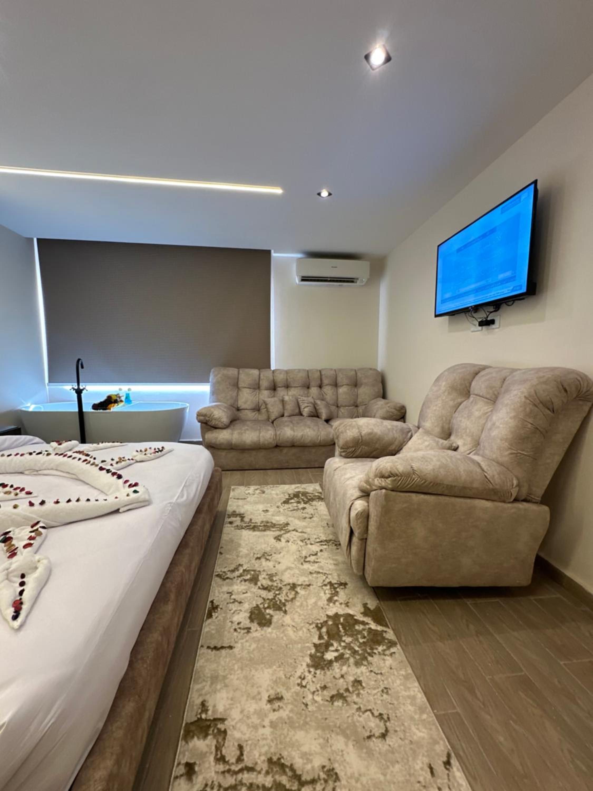 Crowne Pyramids View inn