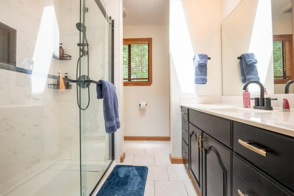 Mountain View/Jacuzzi/ Fire pit/ close to downtown view 3