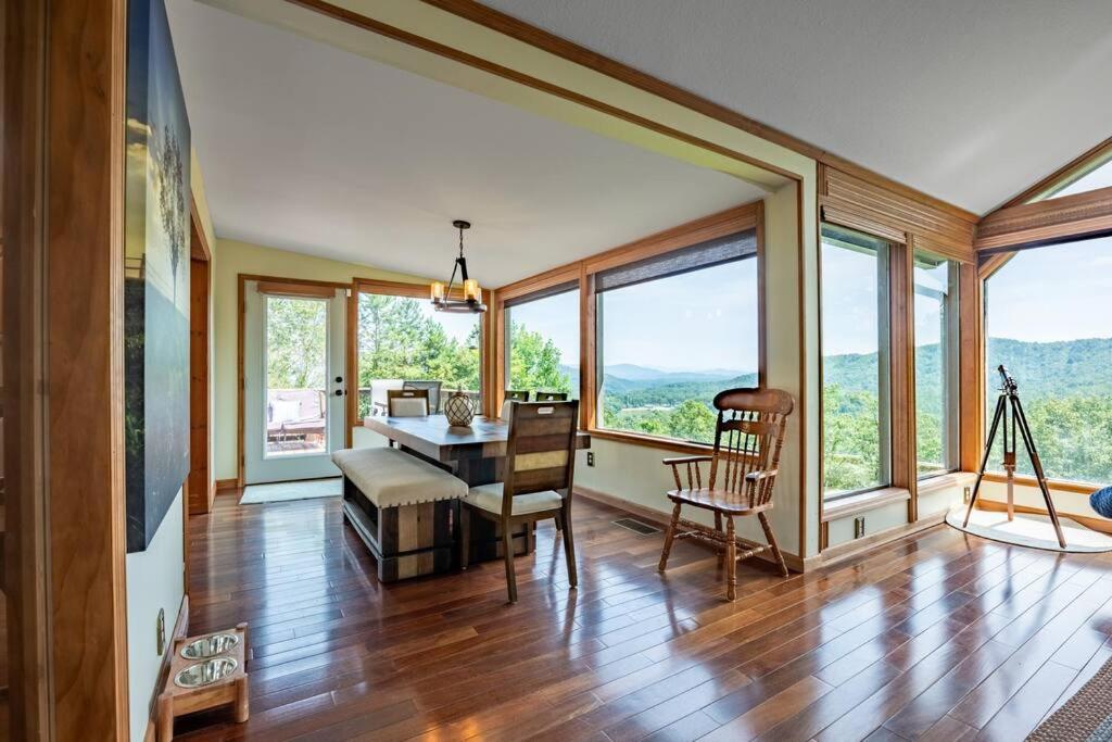 Mountain View/Jacuzzi/ Fire pit/ close to downtown view 4