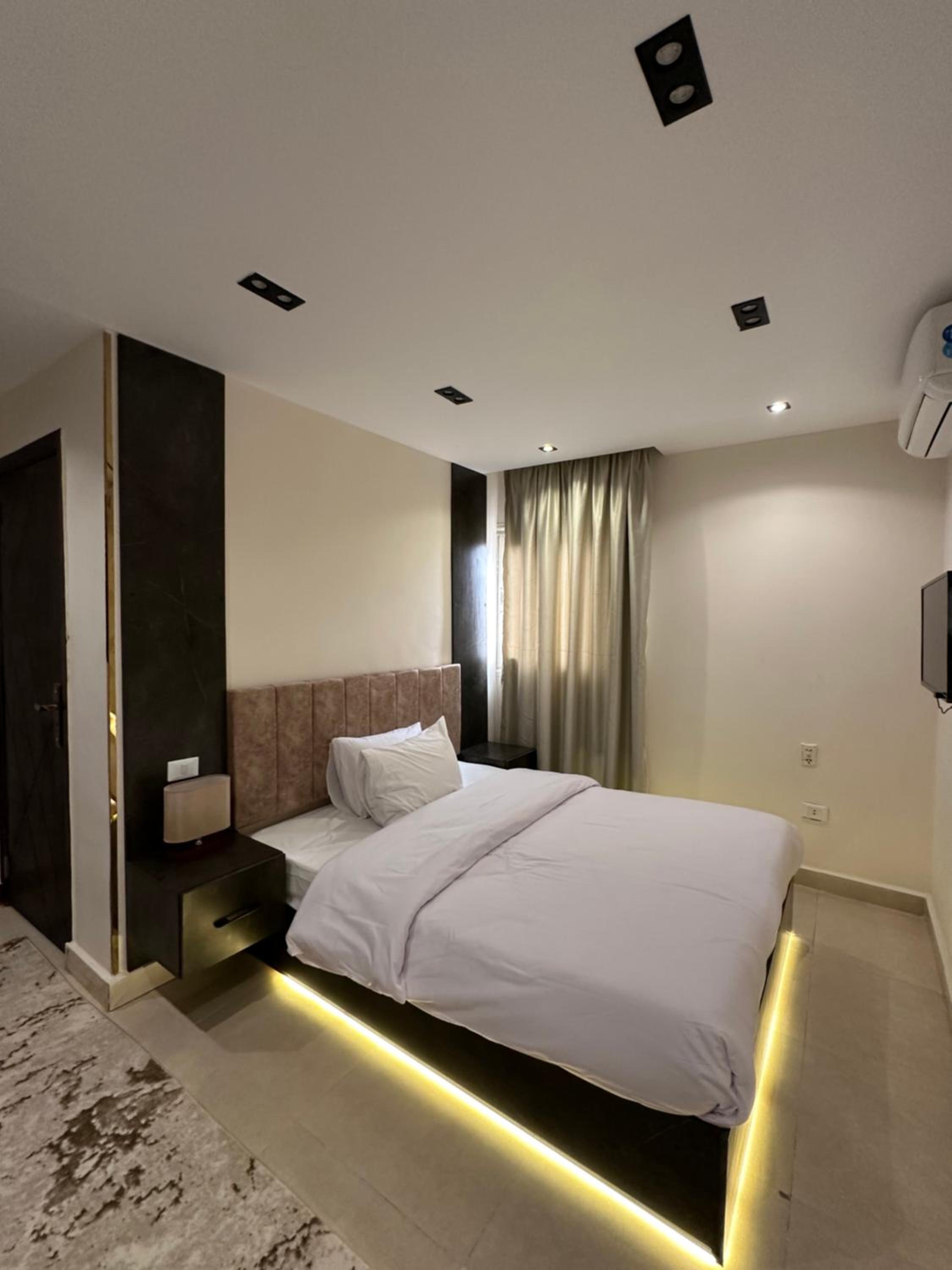 Crowne Pyramids View inn