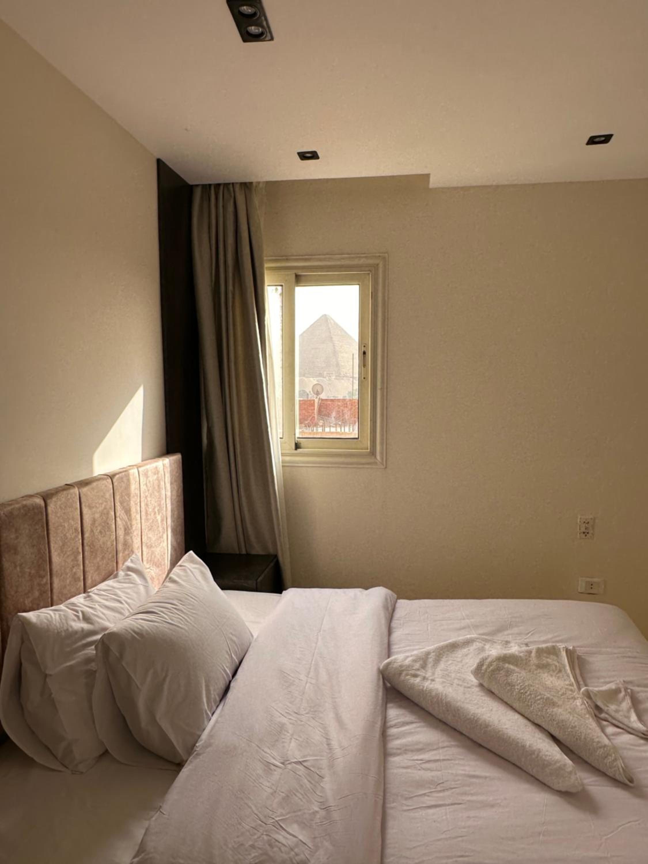 Crowne Pyramids View inn
