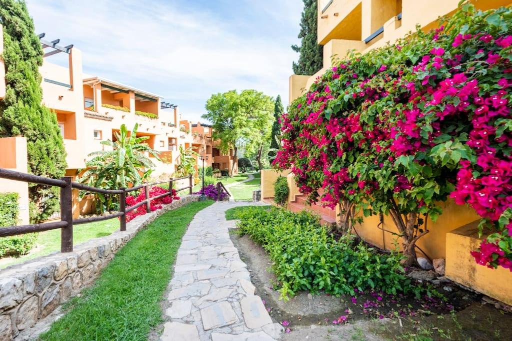 Apartamento en Marbella Guadalmina primera linea de campo de golf Los Cartujanos