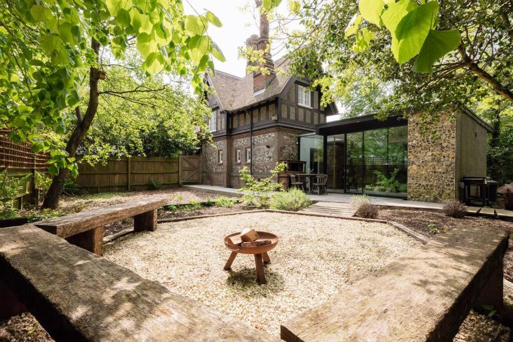 Parea Living - Spacious North London House with Big Garden view 2