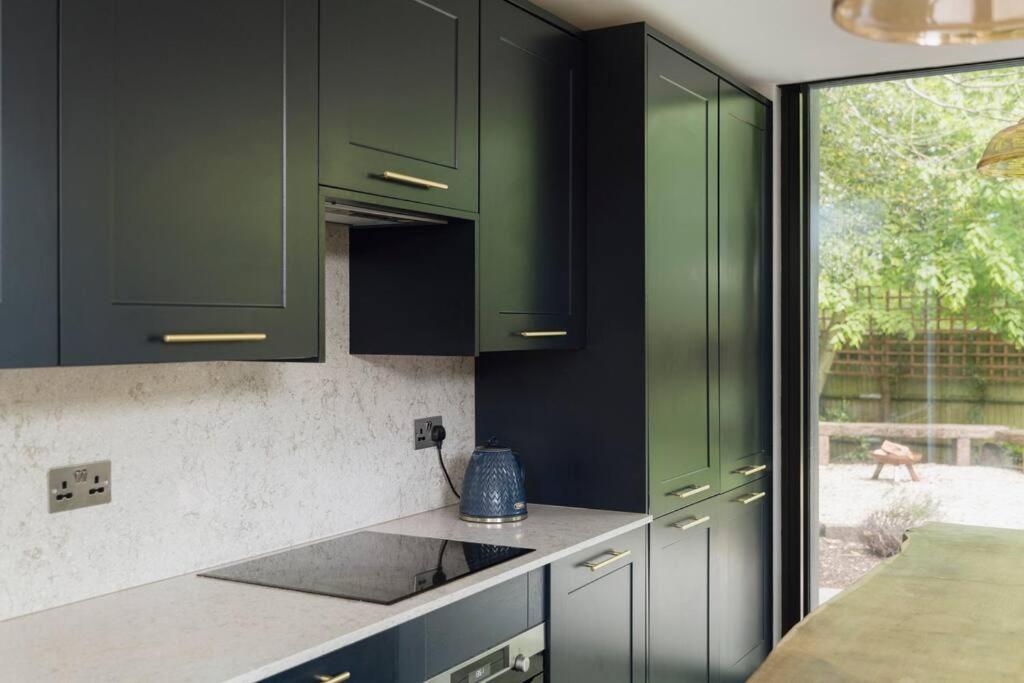Parea Living - Spacious North London House with Big Garden view 3