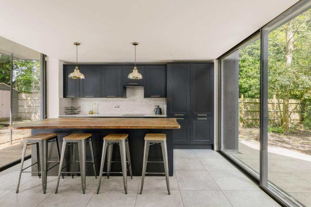 Parea Living - Spacious North London House with Big Garden view 4