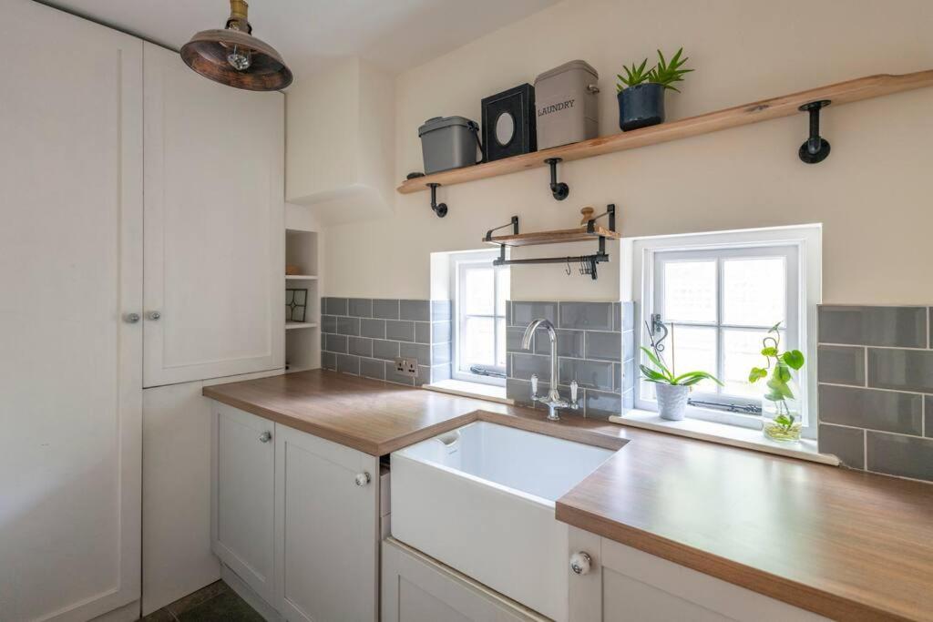 Parea Living - Spacious North London House with Big Garden view 5