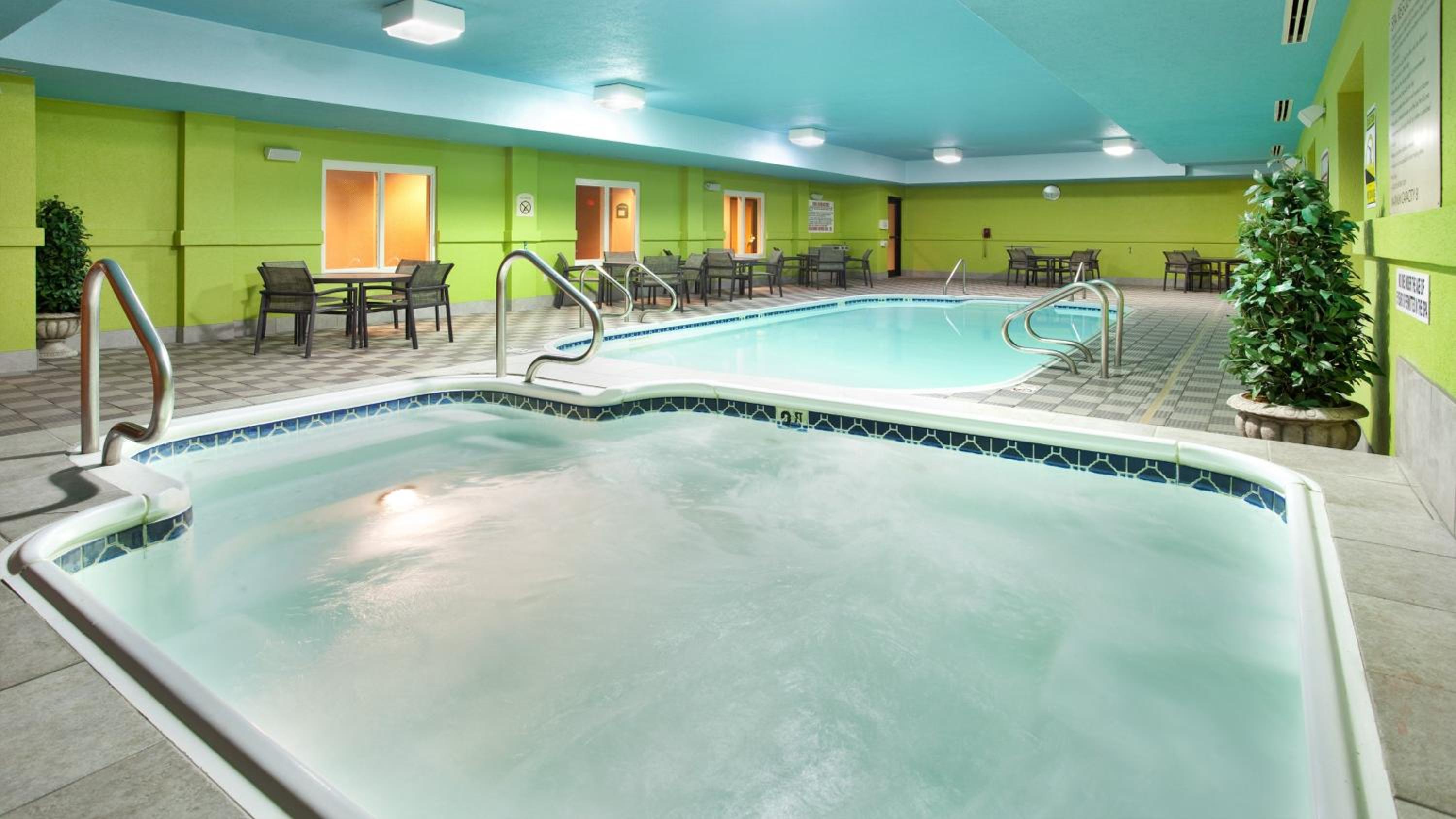 Kearney Vacations - Holiday Inn Express Kearney, an IHG Hotel - Property Image 8