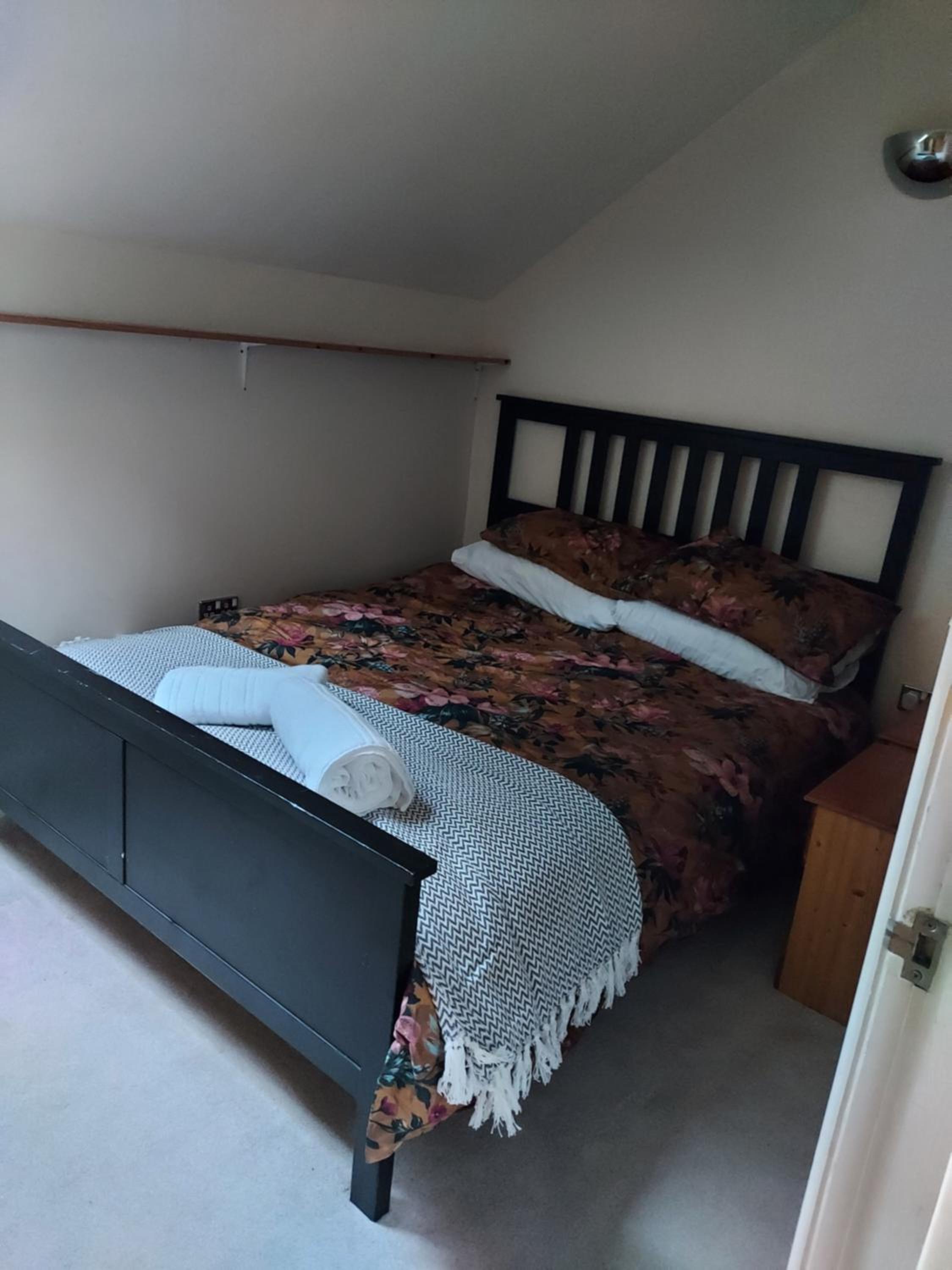 Jasmine cottage-1 King bed room, 40 mins to Cotswolds 90 mins to Oxford and Bath view 2