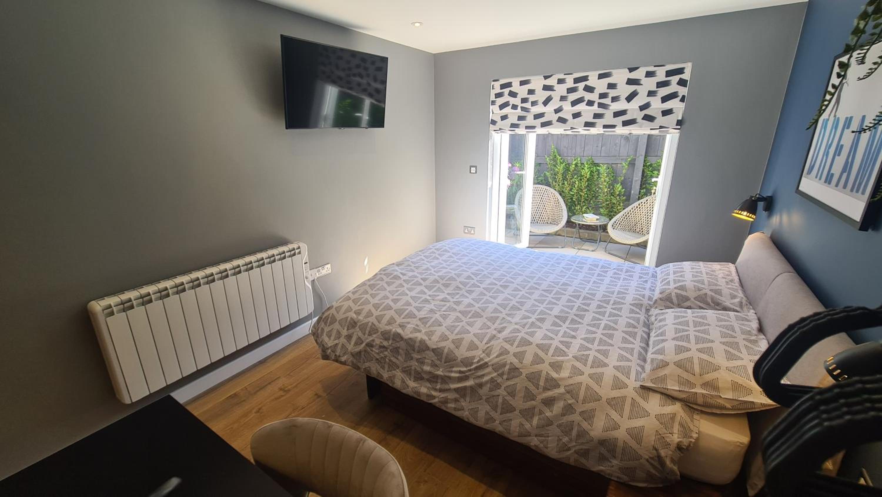 Self-contained and Peaceful en-suite with garden view 2