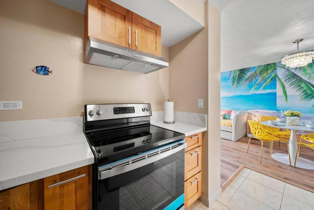 Waikiki Ocean Fantasy, Free Parking, Beach Supplies