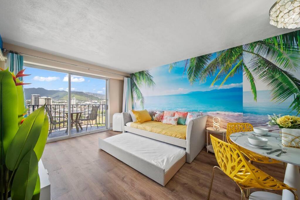 Waikiki Ocean Fantasy, Free Parking, Beach Supplies