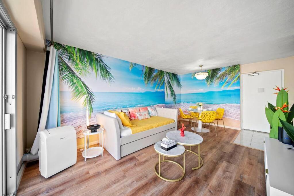 Waikiki Ocean Fantasy, Free Parking, Beach Supplies